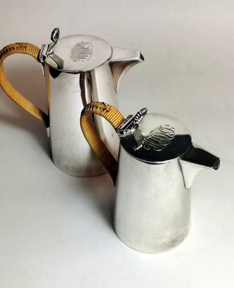 We kindly suggest you read the whole description, because with it we try to give you detailed technical and historical information to guarantee the authenticity of our objects.
Pair of Art Deco silver-plated jugs with lid for breakfast; they were