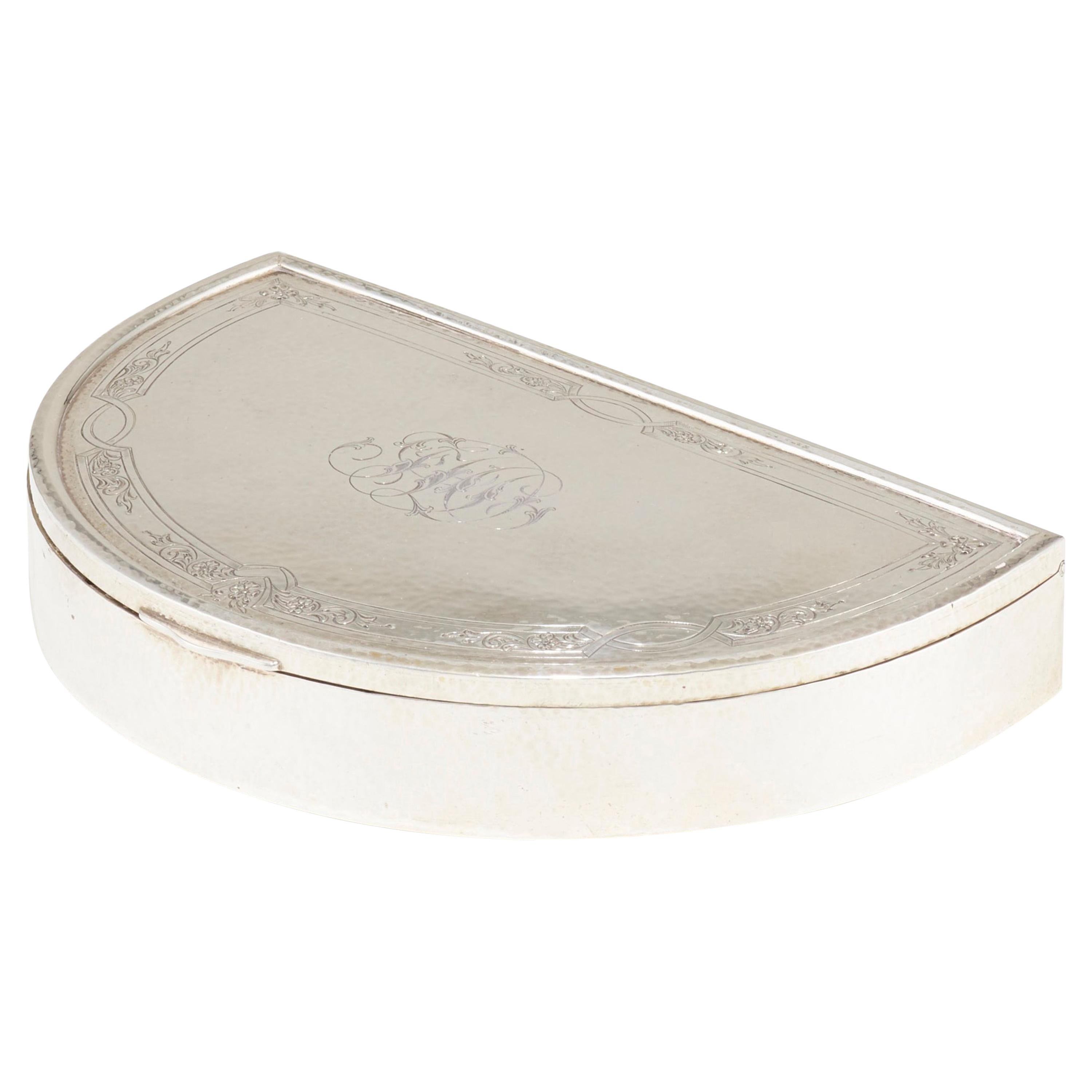 Joyero Gorham 1919 de plata de ley martillada a mano en forma de media luna en venta