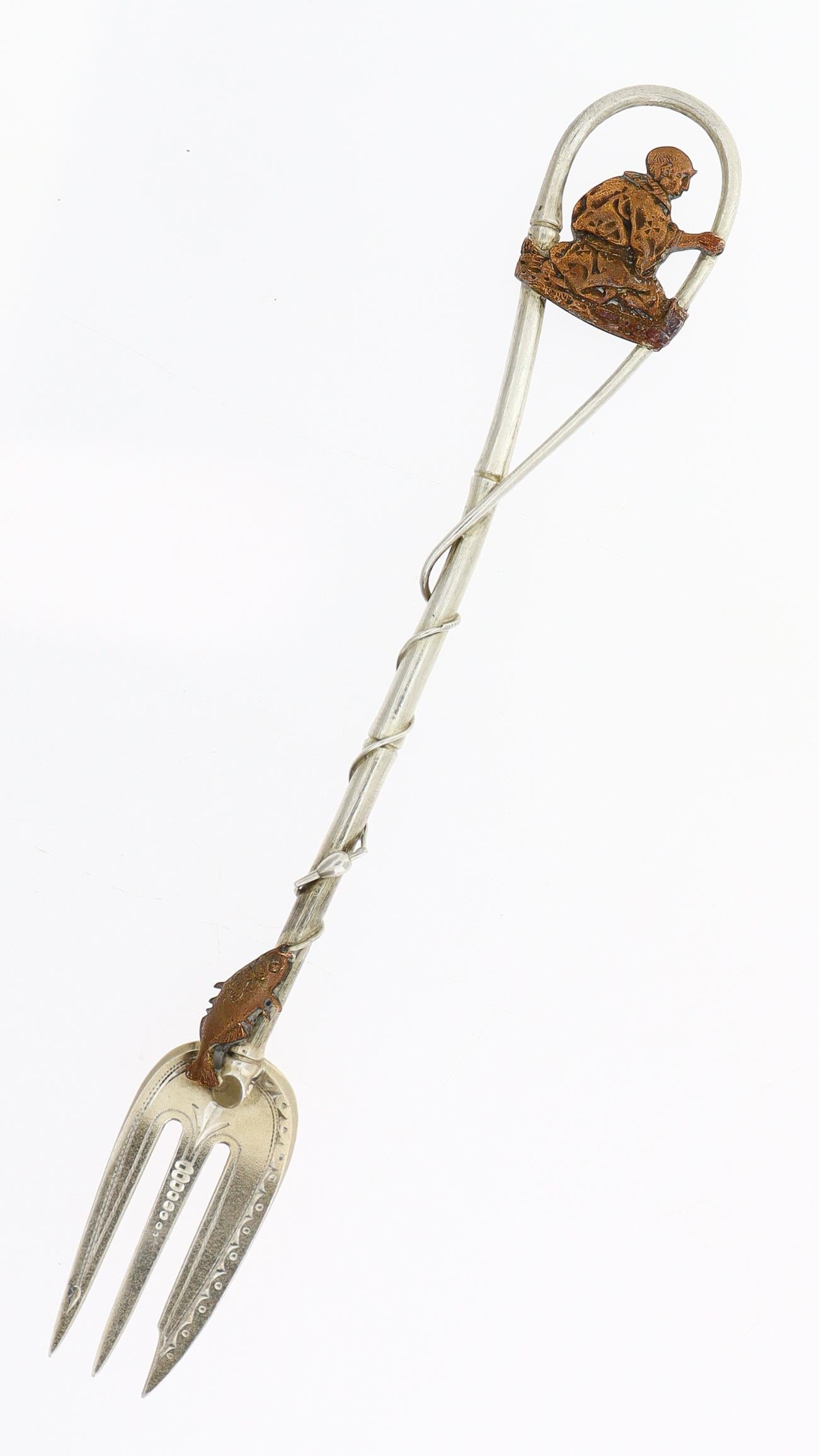 Mouvement esthétique Gorham Aesthetic Sterling Silver & Mixed Metals Fisherman & Fish Cocktail Fork (fourchette à cocktail) en vente