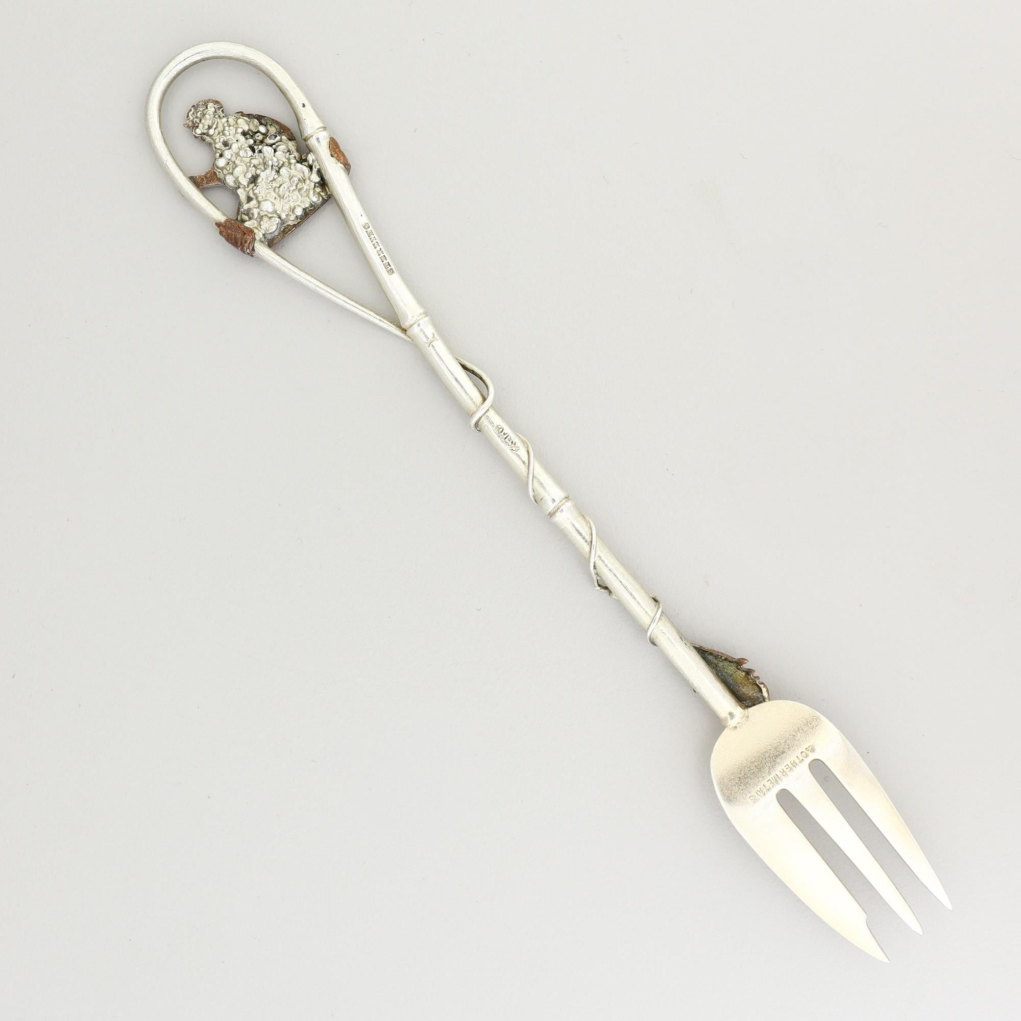 XIXe siècle Gorham Aesthetic Sterling Silver & Mixed Metals Fisherman & Fish Cocktail Fork (fourchette à cocktail) en vente