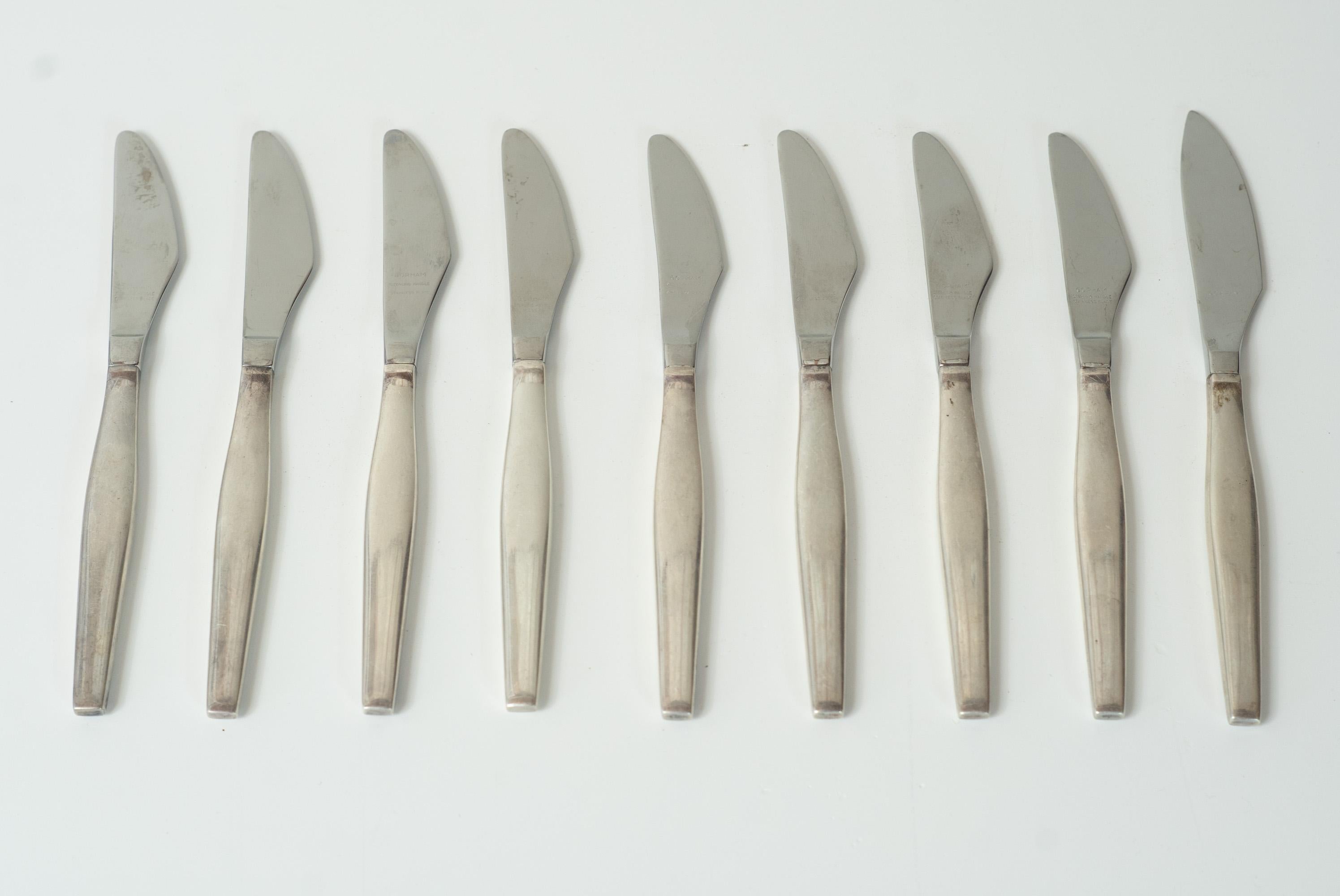 Progettato e realizzato a Rhode Island, negli Stati Uniti, questo fantastico set di posate in sterling è composto da 77 pezzi in totale, con componenti principali sufficienti per servire 8 persone con tutti i pezzi standard: forchette grandi,