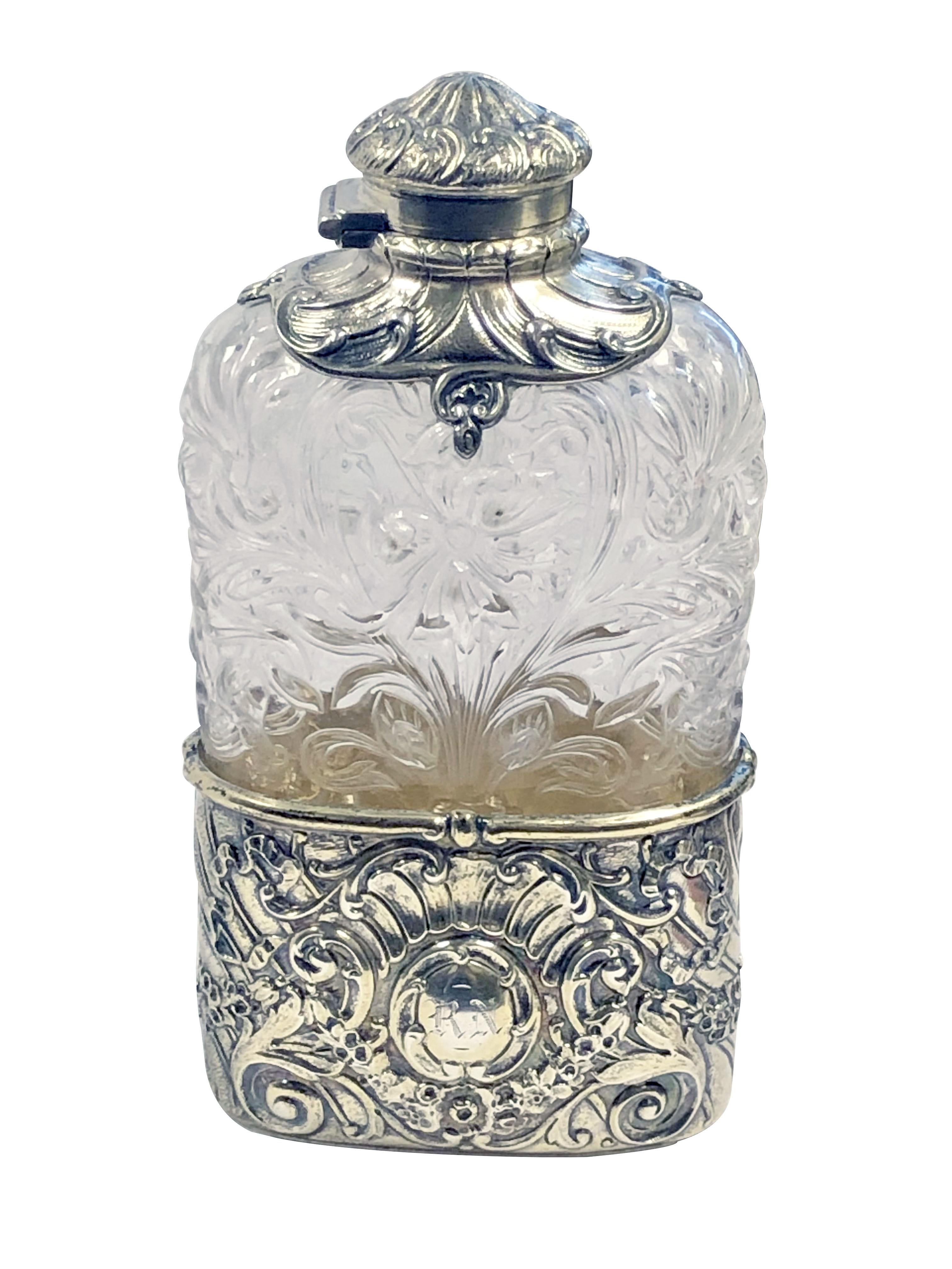 Frasco de bolsillo/de cadera Gorham de época Art Nouveau, Circa 1910, de cristal moldeado con flores en altorrelieve, con un fondo de plata de ley en altorrelieve que es extraíble como vaso para beber y una parte superior de diseño más estético con
