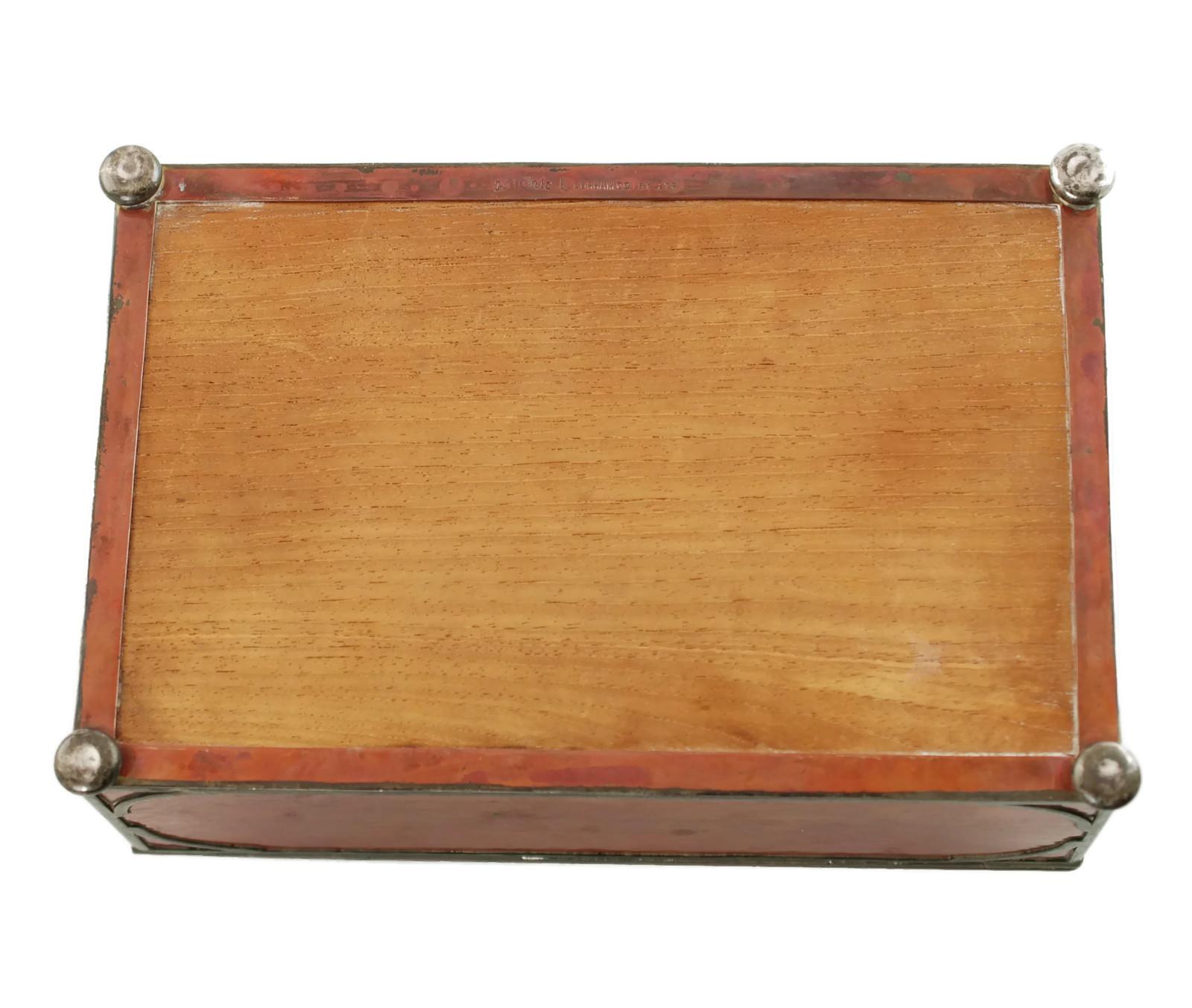 Scatola per sigari Gorham Athenic con placca smaltata Cecil Aldin e decorazioni in argento in vendita 9