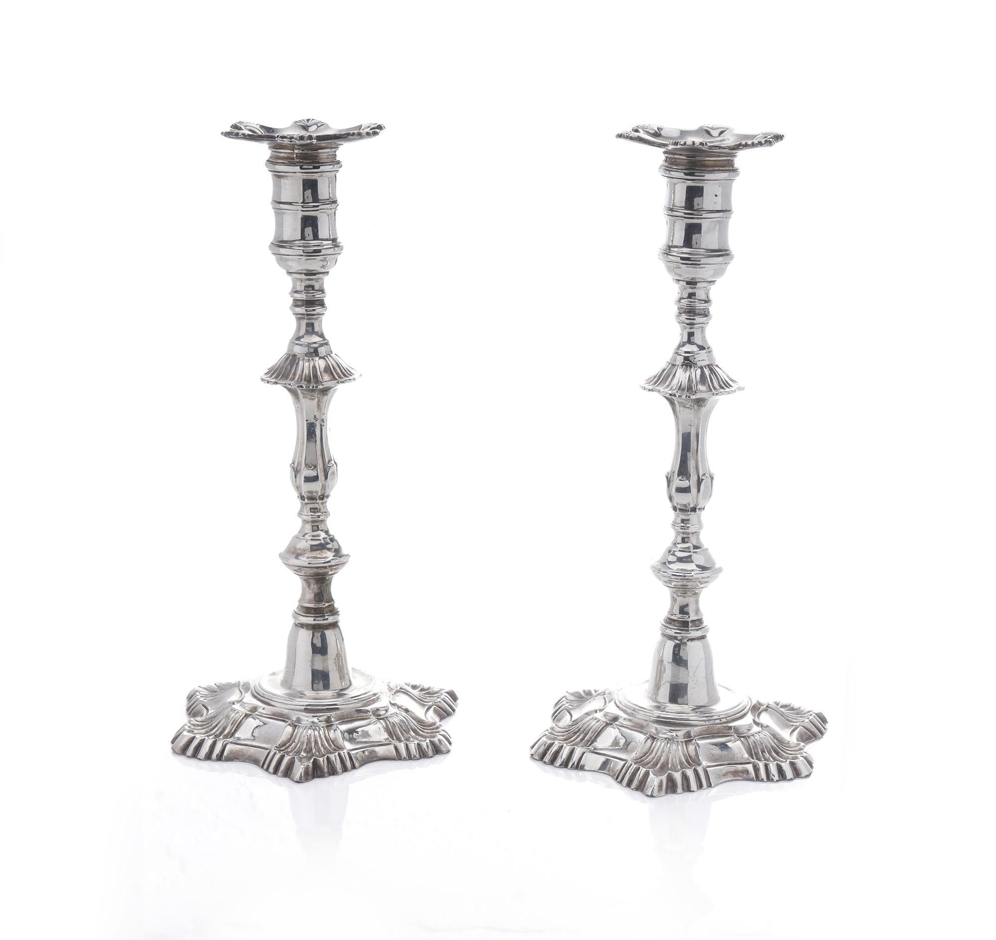 Reproducción del Museo Metropolitano Candeleros chapados en plata de estilo rococó de Gorham, basados en un diseño de Myer Myers de 1759.

Fabricante: Estos candelabros están marcados como Reproducción del Museo Metropolitano por Gorham, que es una