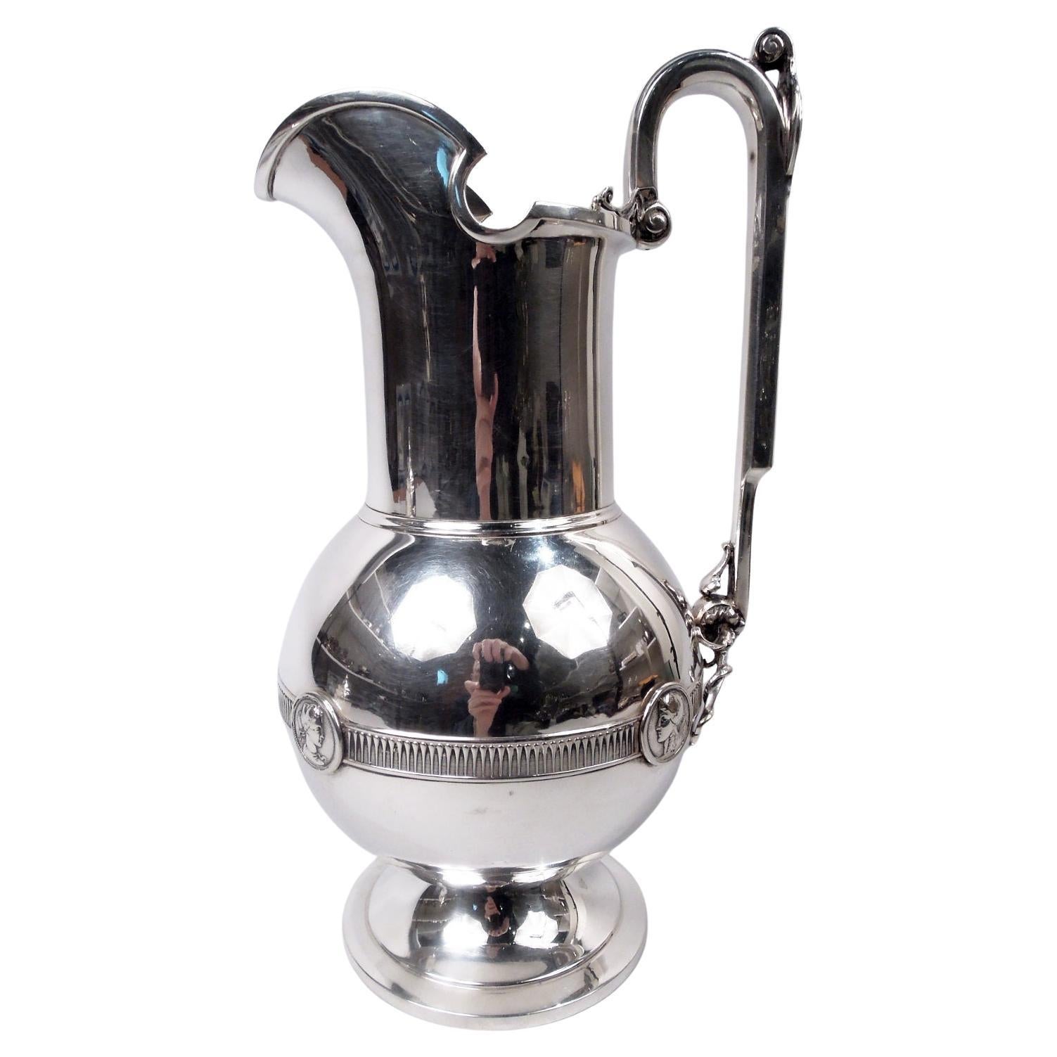 Jarra de agua de plata acuñada Gorham con diseño de medallón clásico