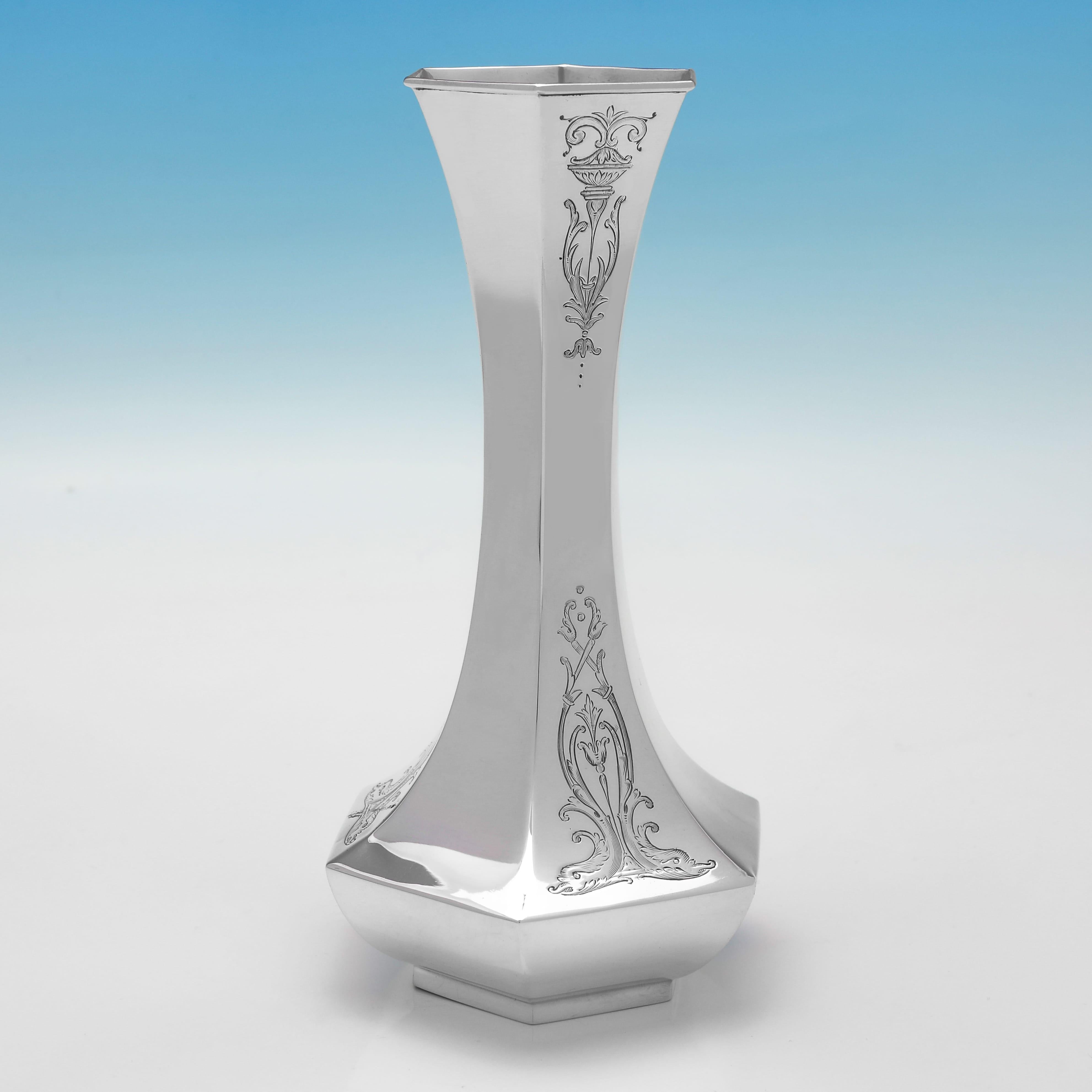 Dieses sehr attraktive Paar antiker edwardianischer Sterlingsilbervasen wurde 1908 in Birmingham von Gorham Manufacturing Co. gepunzt und hat eine sechseckige Form sowie eine Jugendstilgravur. Jede Vase ist 18 cm (7