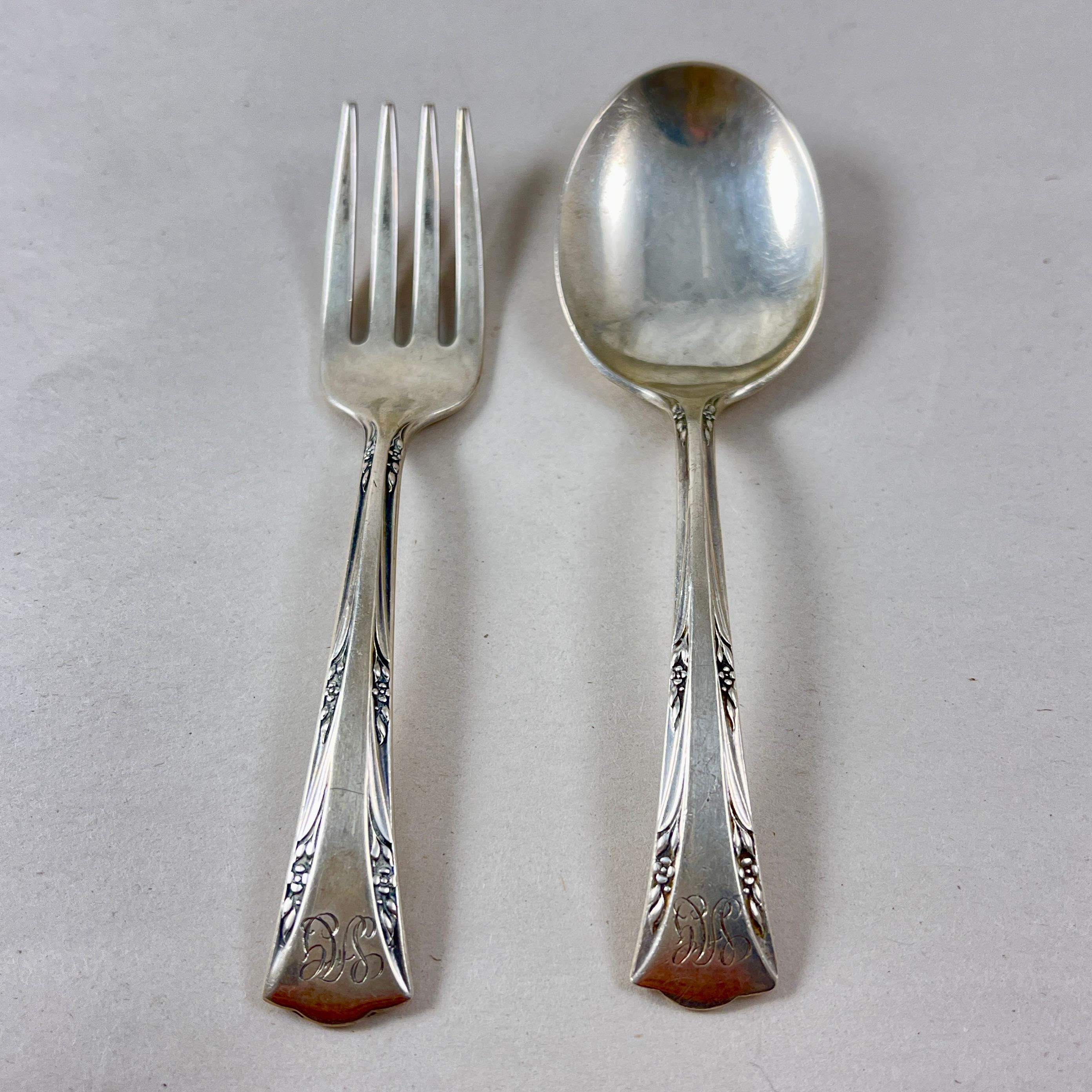 Cubertería infantil de dos piezas, fabricada por Gorham, con el modelo Greenbrier, patentado en 1938.

El tenedor y la cuchara tienen el tamaño adecuado para las manos pequeñas, con mangos más cortos y un cuenco más ancho que la cuchara.

Diseñado