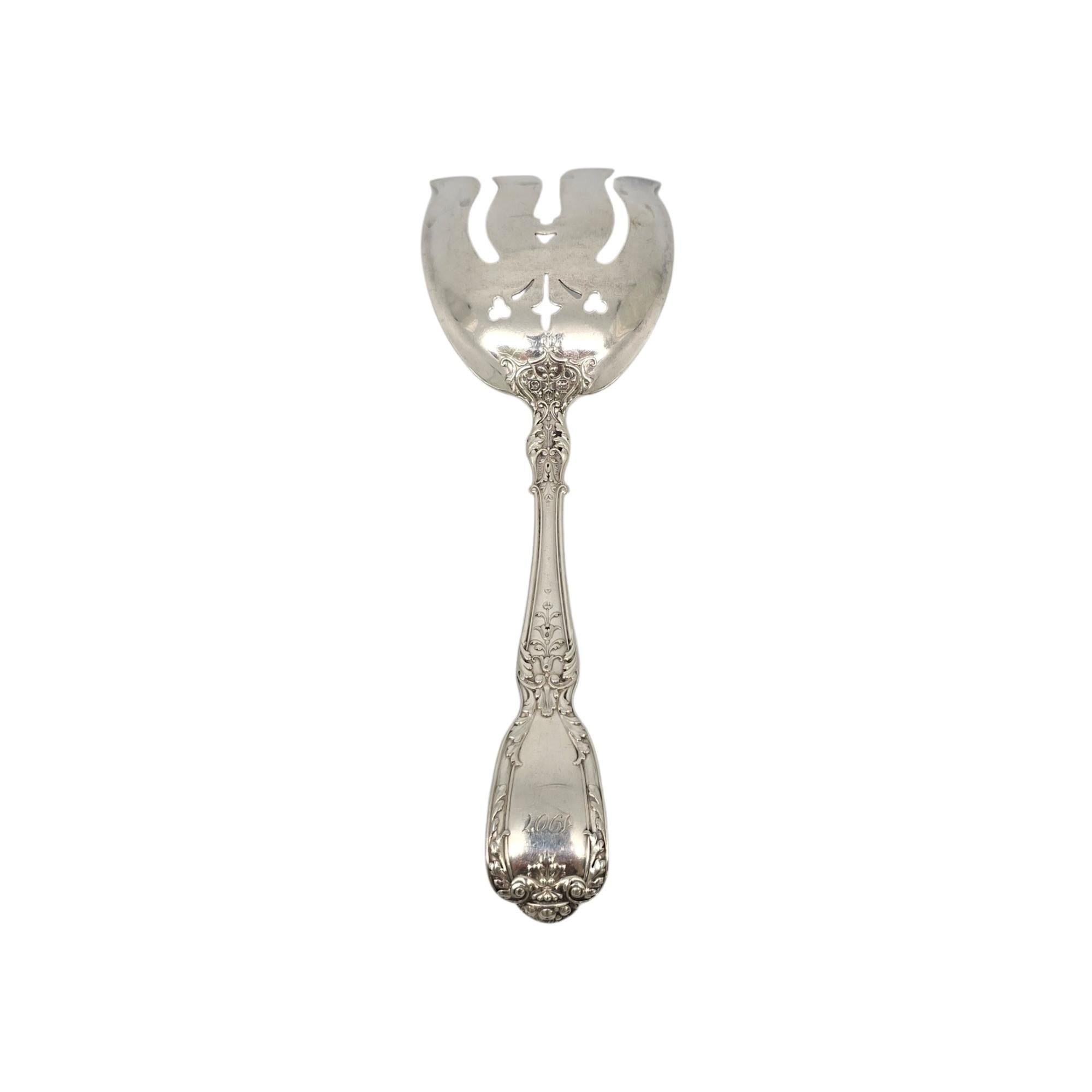 Forchetta da portata in argento sterling con motivo Florentine-Florenz di Gorham, con monogramma.

Il monogramma sembra essere MW sulla parte anteriore del manico, 1907 sul retro del manico.

Questo bellissimo forchettone da portata per asparagi è