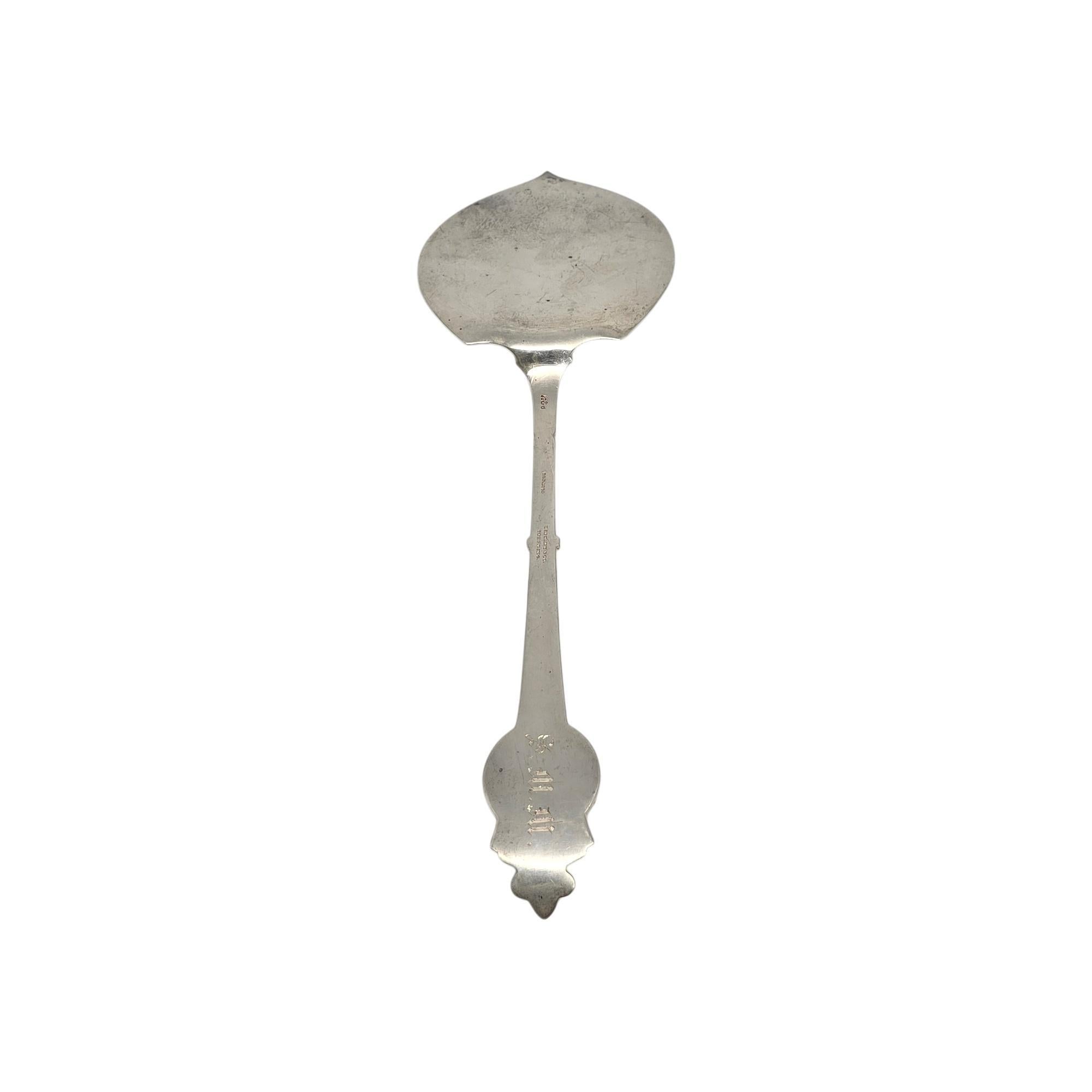 Paletta in argento sterling con motivo a medaglione di Gorham per Tiffany & Co. con monogramma.

Monogram sembra essere SMM

Il modello Medallion, disegnato da John Polhamus e venduto al dettaglio da Tiffany & Co., presenta il profilo di un