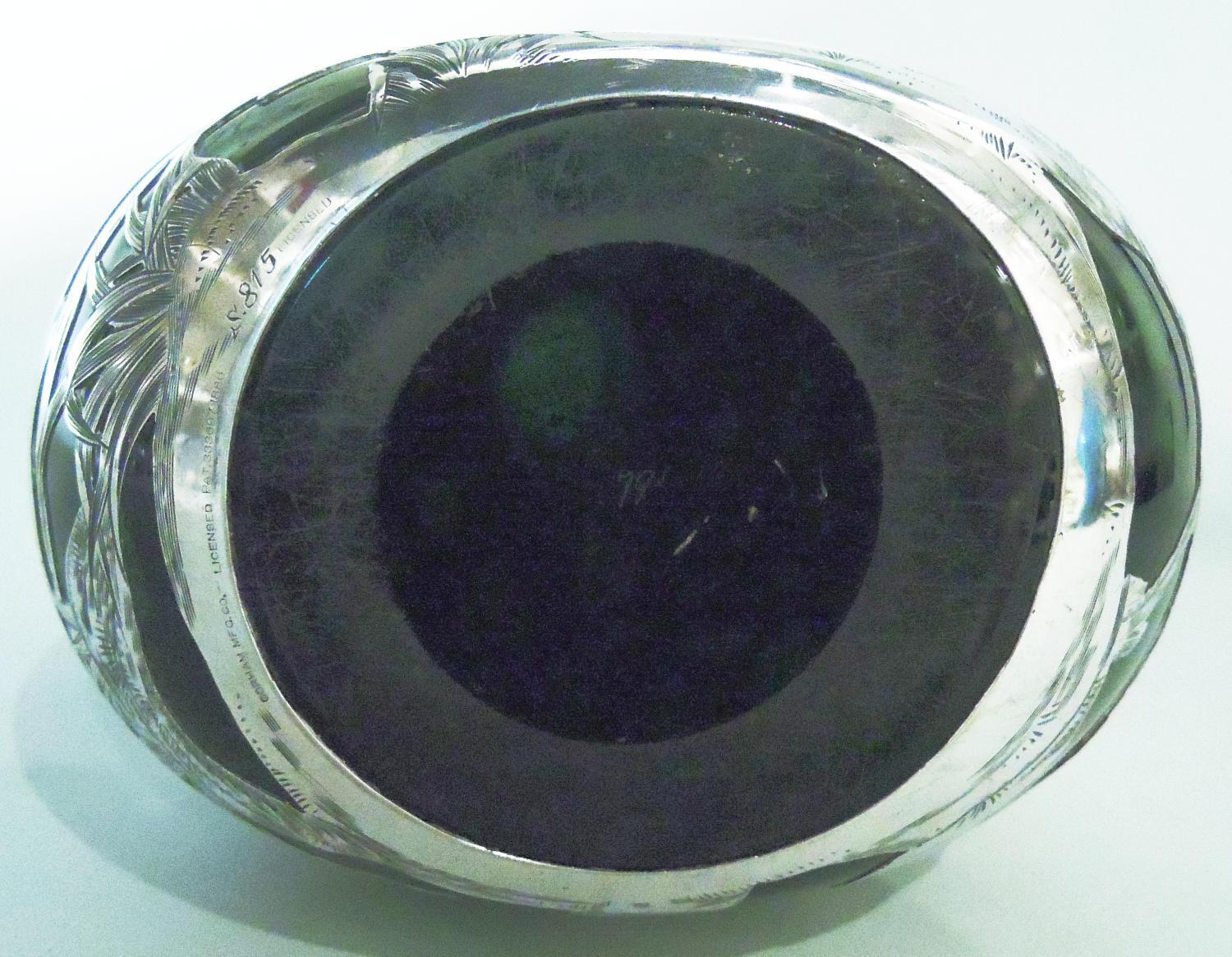 Decanter Greene & Greene con sovraccoperta d'argento con immagini di Ye Olden Days in vendita 4