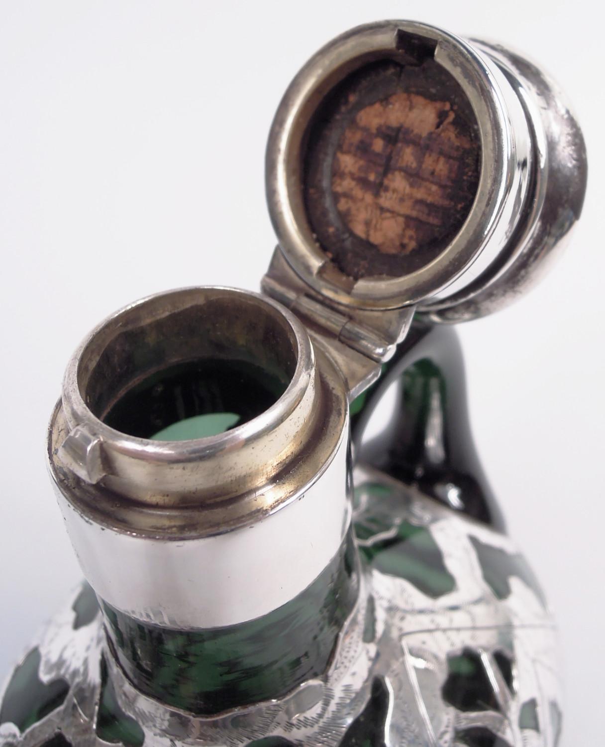 Argento Decanter Greene & Greene con sovraccoperta d'argento con immagini di Ye Olden Days in vendita