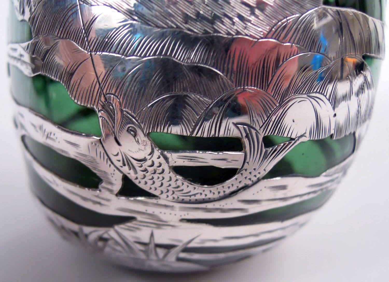 Decanter Greene & Greene con sovraccoperta d'argento con immagini di Ye Olden Days in vendita 2