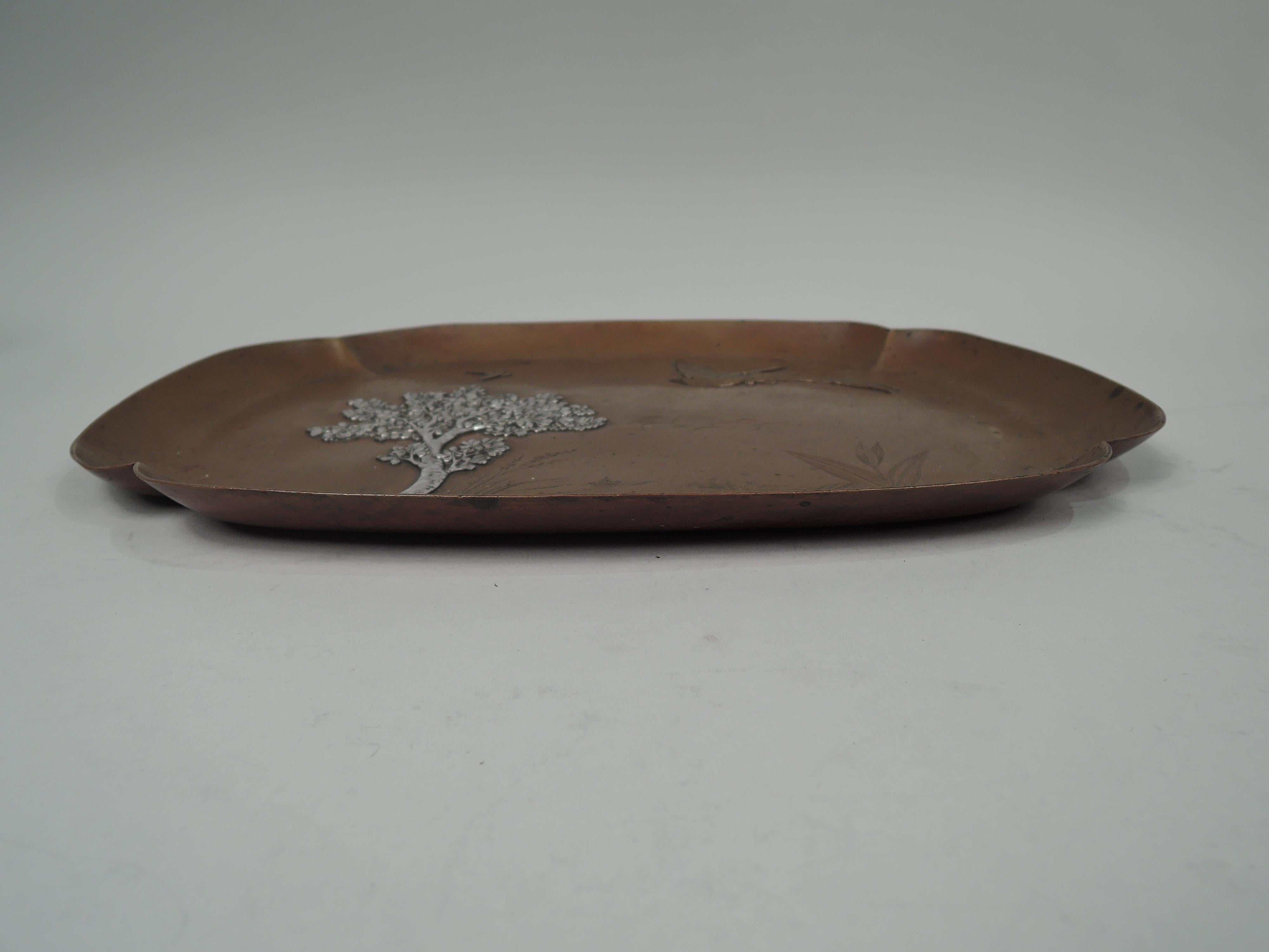 Kupfer-Tablett aus japanischem Mischmetall. Hergestellt von Gorham in Providence im Jahr 1882. Lappenförmig und rechteckig mit gebogenen Seiten. Aufgetragenes Kupfer- und Silberornament: Baum mit blühenden Ästen und gewundenem, unregelmäßigem Stamm,