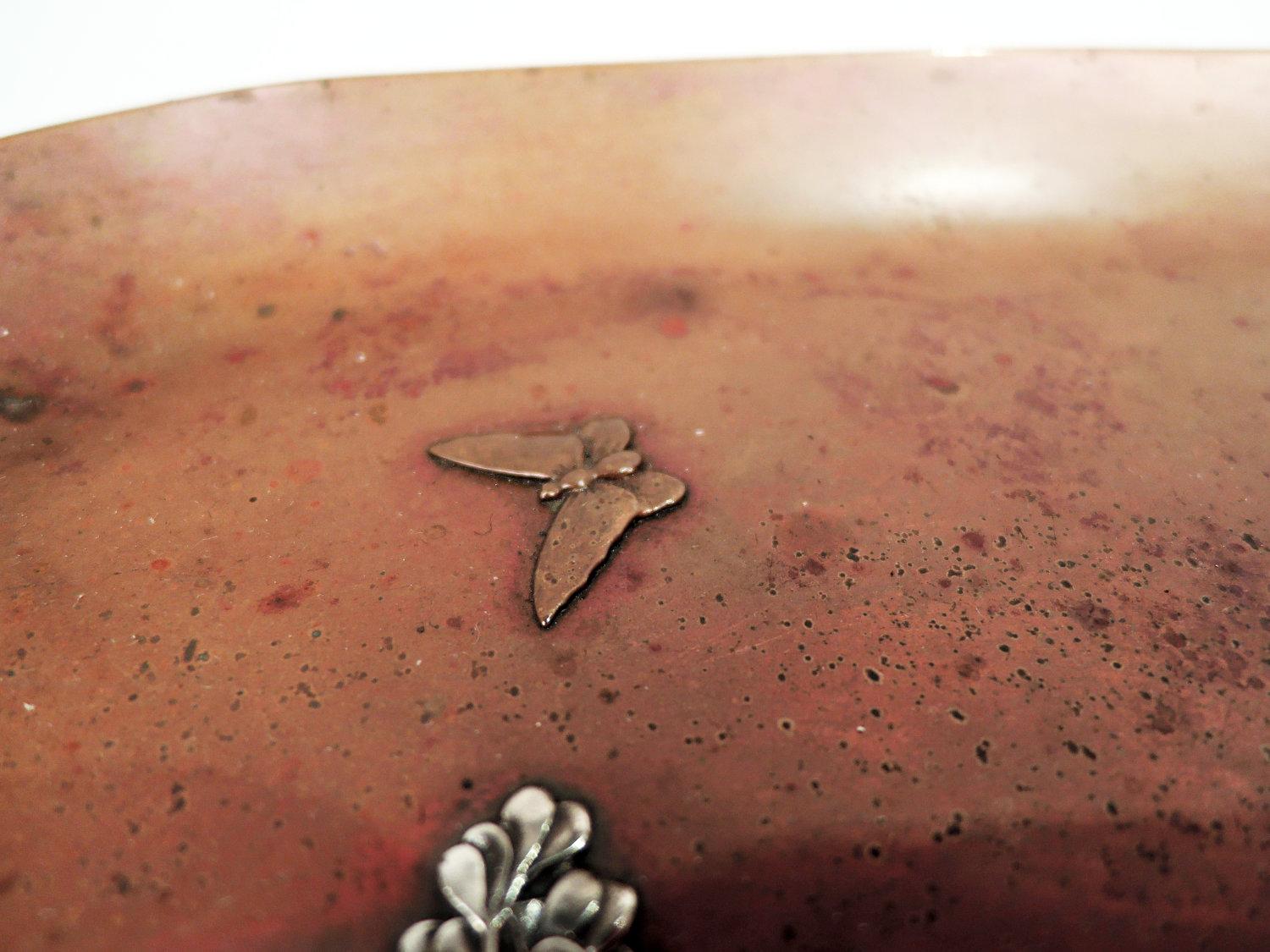 Bandeja de cobre Gorham de metal mixto pájaro y mariposa, 1882 Japonismo en venta