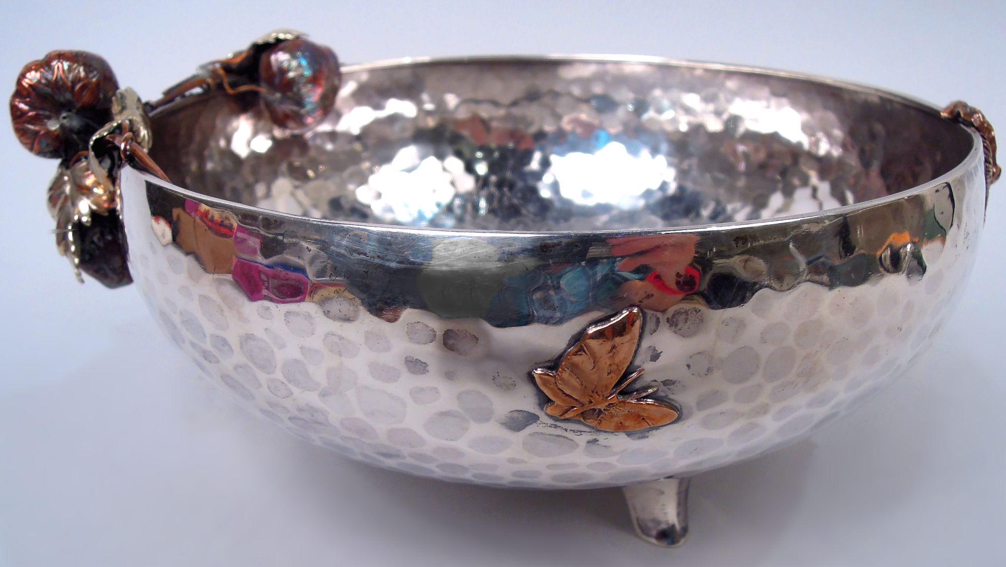 Gorham Japonesque gemischten Metall Erdbeere & Schmetterling Schüssel 1881 (Japonismus) im Angebot