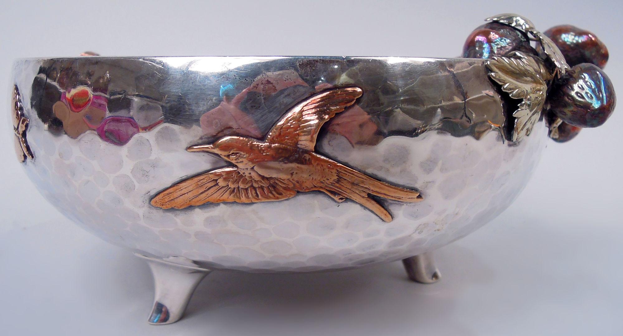 Gorham Japonesque gemischten Metall Erdbeere & Schmetterling Schüssel 1881 im Zustand „Gut“ im Angebot in New York, NY