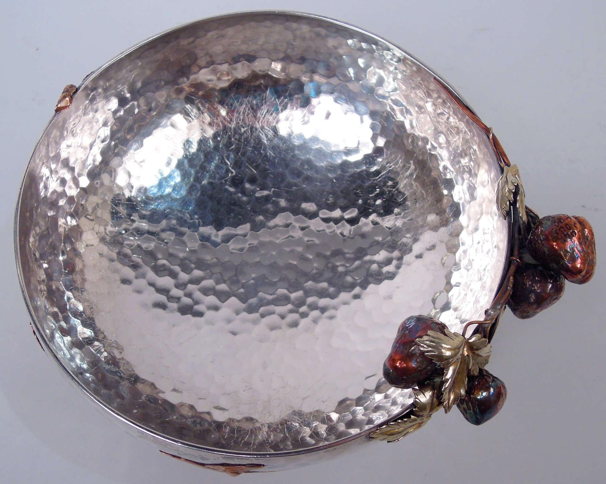 Gorham Japonesque gemischten Metall Erdbeere & Schmetterling Schüssel 1881 (Spätes 19. Jahrhundert) im Angebot