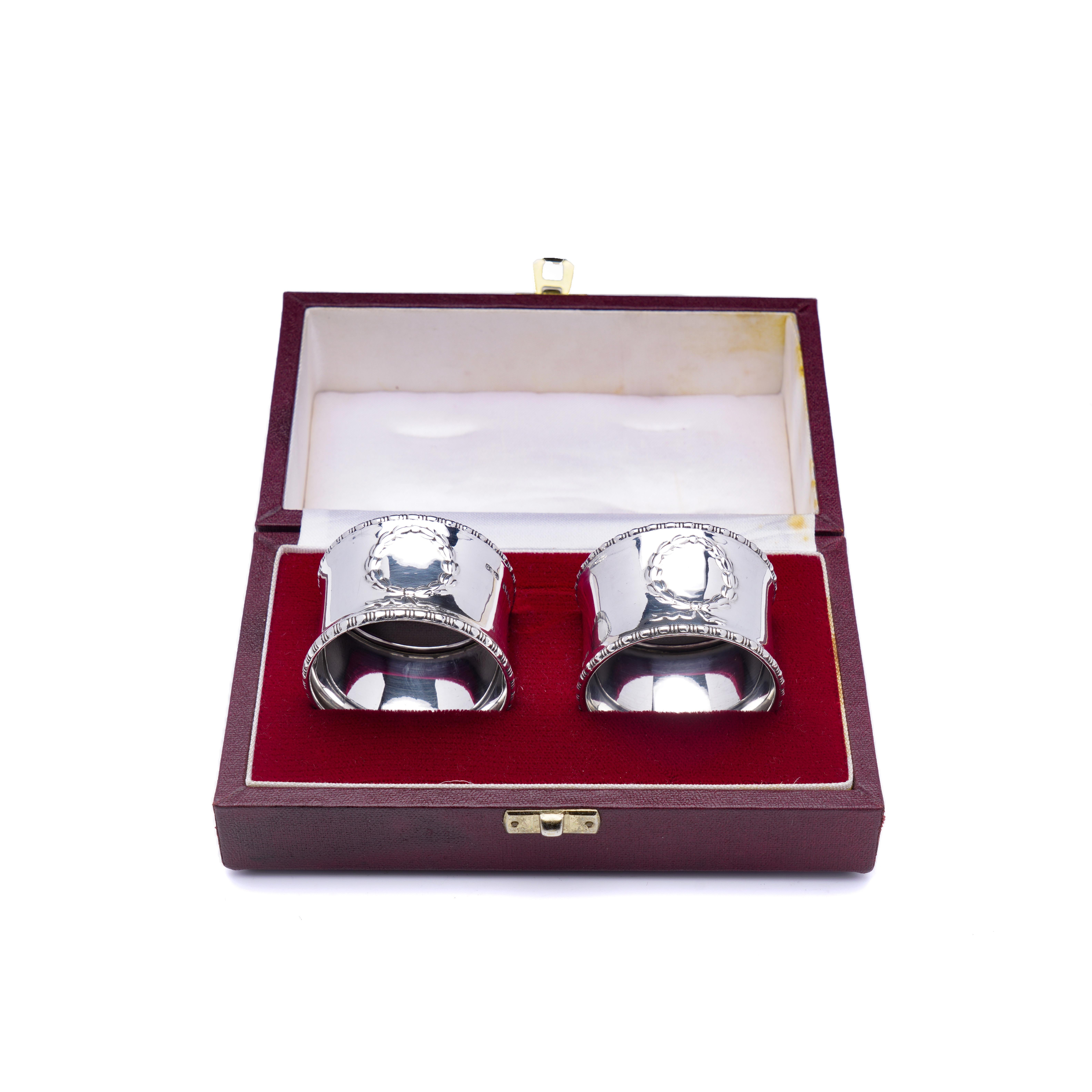 Gorham Manufacturing Co. par de servilleteros de plata de ley con coronas.

Fabricado en Inglaterra, Birmingham, 1916
Fabricante: Gorham Manufacturing Co.
Totalmente hallmarked.

Viene en la caja original.

Dimensiones aproximadas:
Tamaño: P x A: