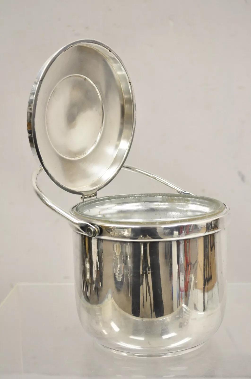 Seau à glace Vintage Gorham Mid Century Modern en métal argenté avec couvercle à charnière et revêtement en verre. Circa Mid 20th Century. Dimensions : 12
