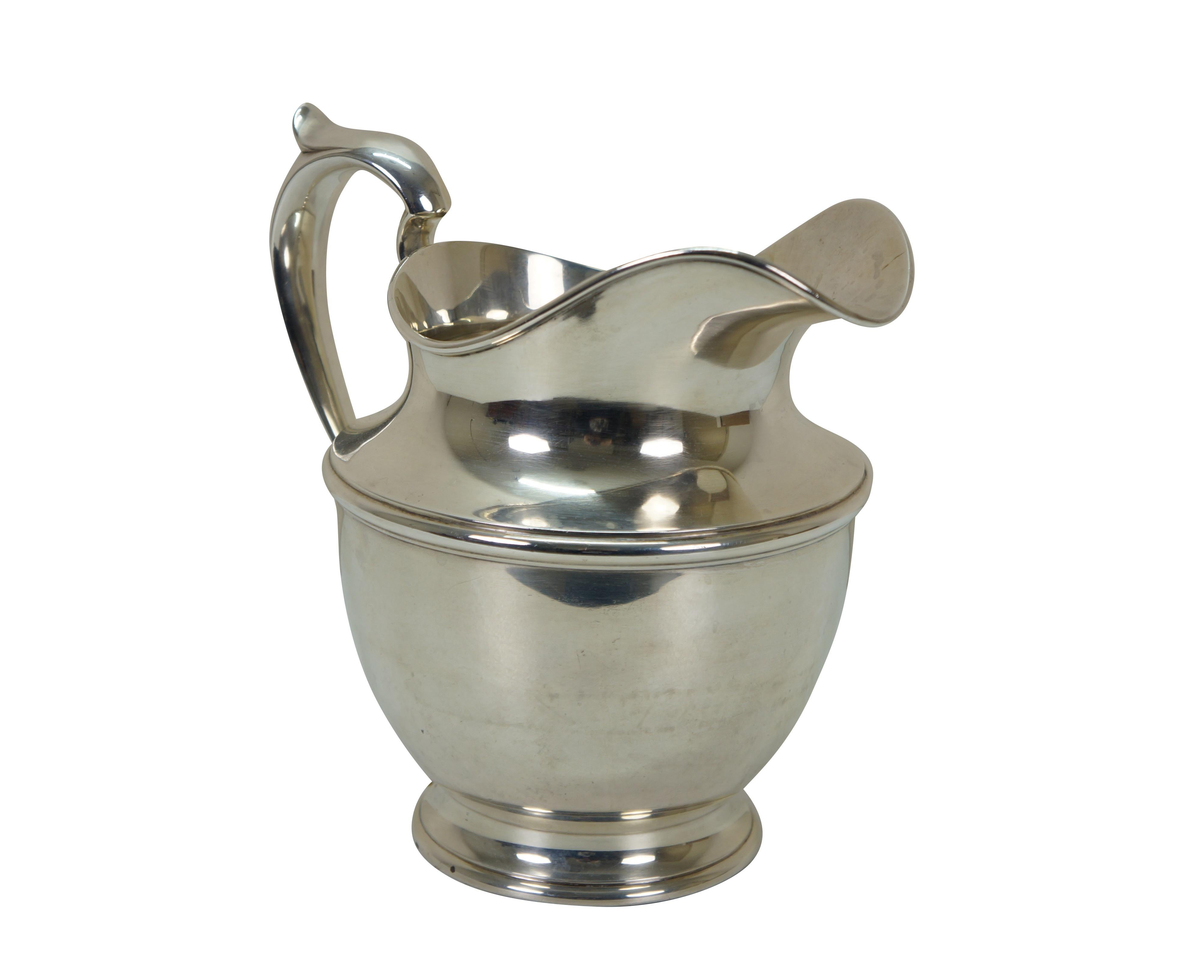 Mitte des 20. Jahrhunderts Gorham Nummer 024 Sterling Silber Wasserkrug. 4 1/2 Pints (oder 86,5 Unzen) Kapazität. Einfaches Design im kolonialen/georgianischen Stil. Eingeführt ca. 1951.

Abmessungen:
9