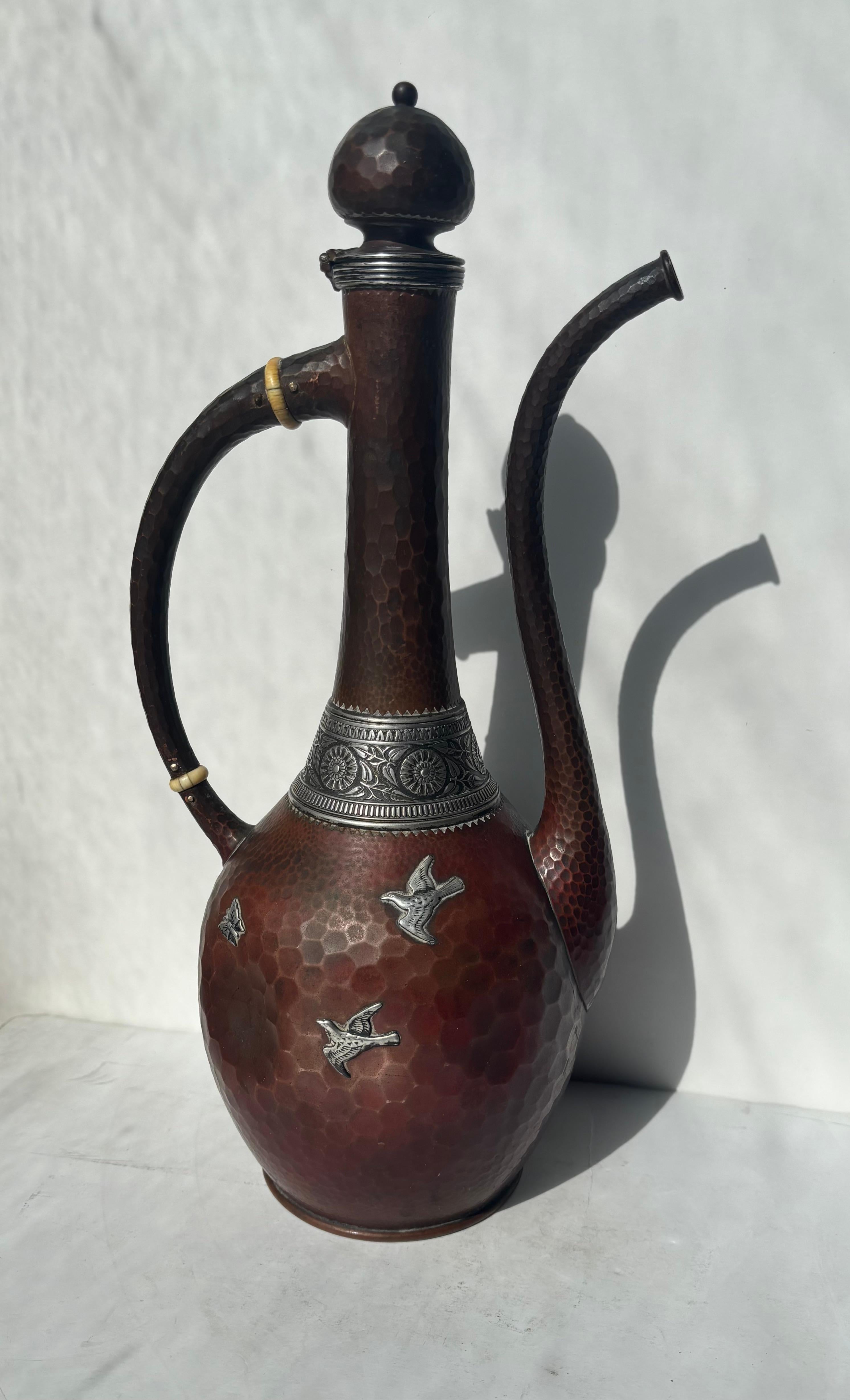 Cafetera de estilo turco de metal mixto y plata de ley fabricada para Gotham Co , marcada y fechada E 40 en la parte inferior.