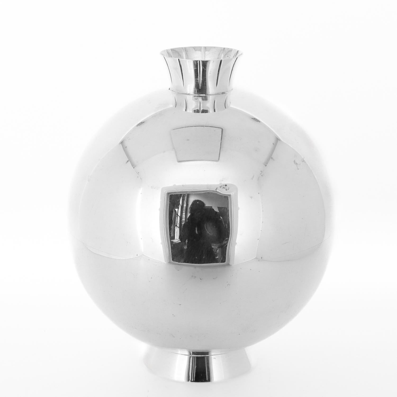 Un beau vase à fleurs moderniste.

En argent sterling.

Par la Gorham Manufacturing Company.

De la série East Wind.

Corps globulaire ou sphérique avec une ouverture cannelée et un pied conique.

Apparemment conçu à l'origine comme vase à