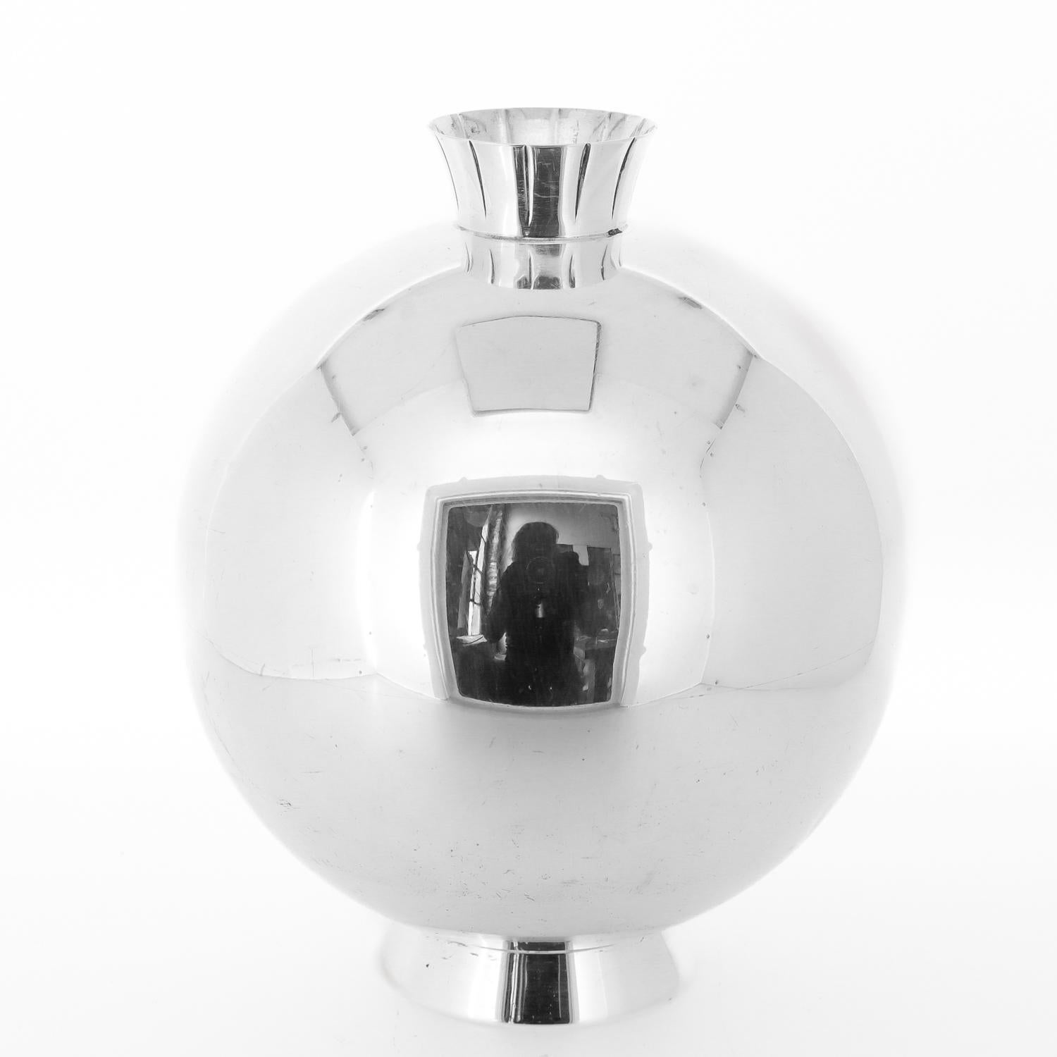Américain Vase moderniste de Gorham en forme de sphère en argent sterling East Wind en vente