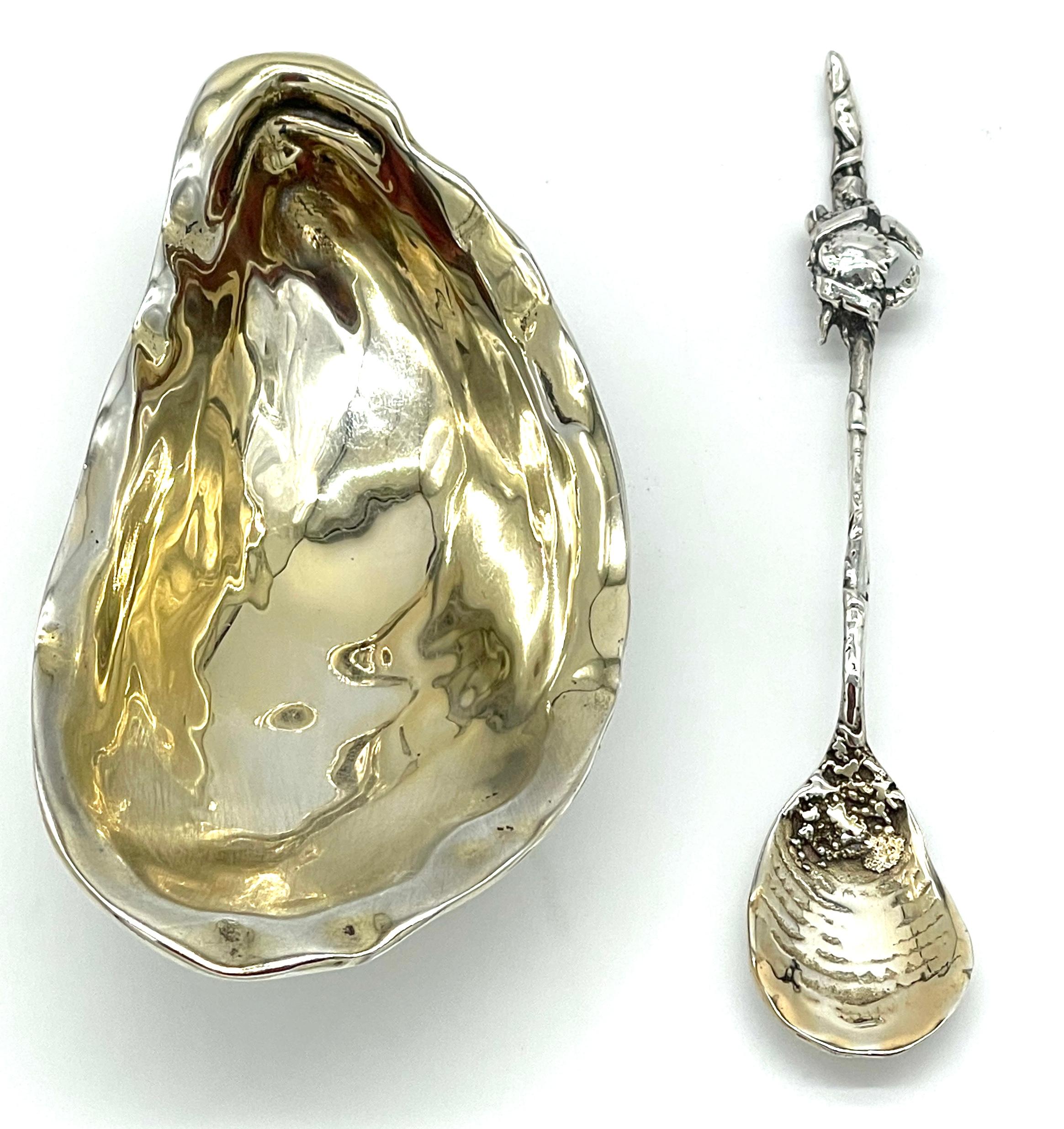 Mouvement esthétique Plat en coquillage lavé à l'or et cuillère à crabe figurative Narragansett de Gorham  en vente