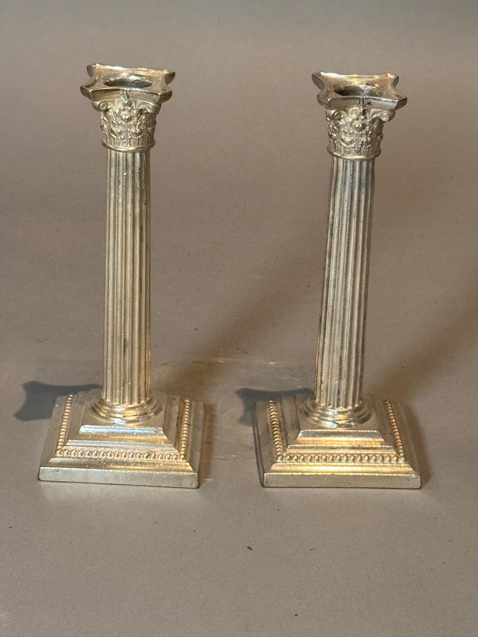 Diese Broadmoor Hotel Neoclassical Corinthian Column Candlesticks, sind ein wahres Meisterwerk der Handwerkskunst und Design. Diese Kerzenhalter wurden 1914 aus galvanisiertem Metall hergestellt und sind mit geometrischen und asymmetrischen Mustern