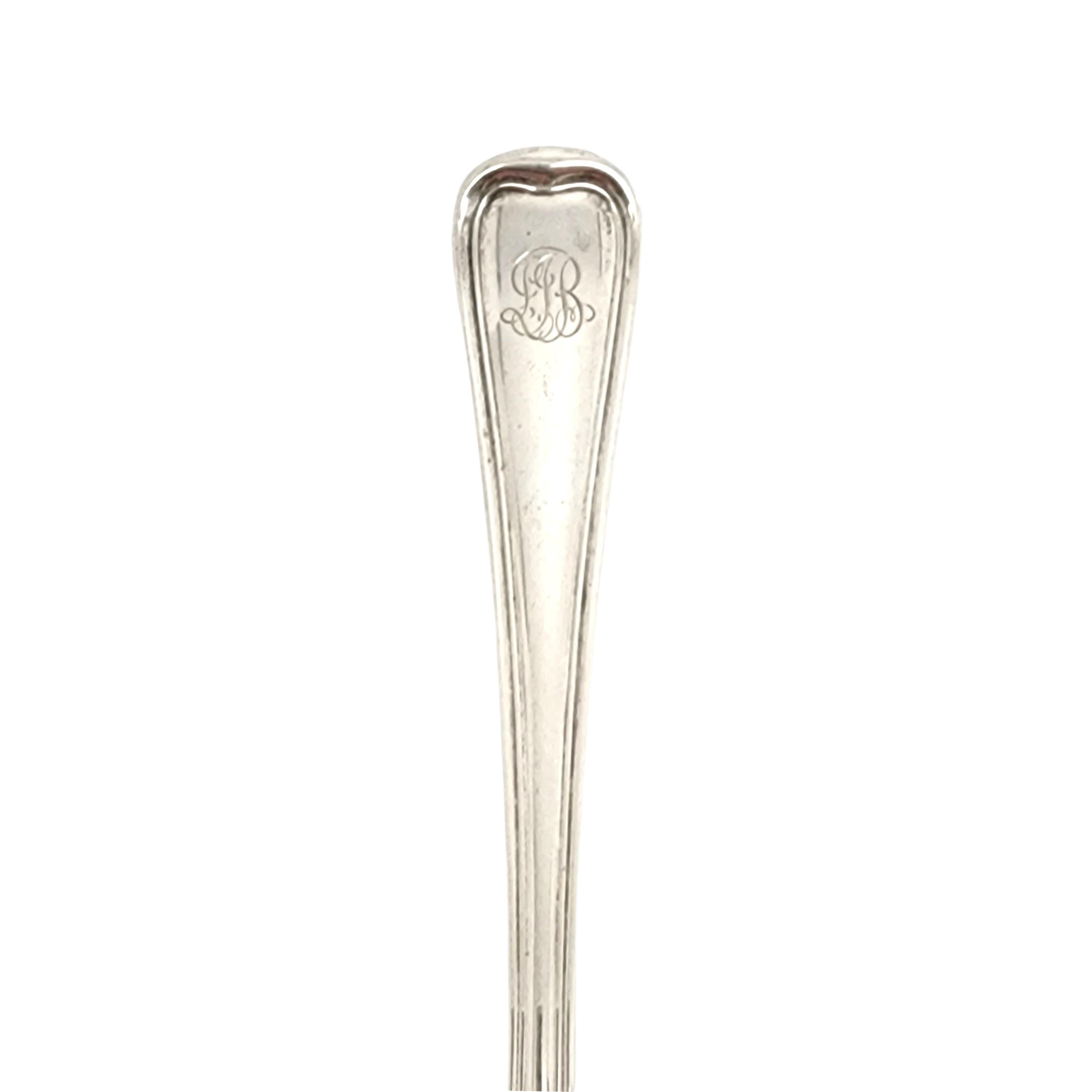 Cucchiaio da portata Gorham in argento massiccio francese antico con bacche grandi e monogramma in vendita 3