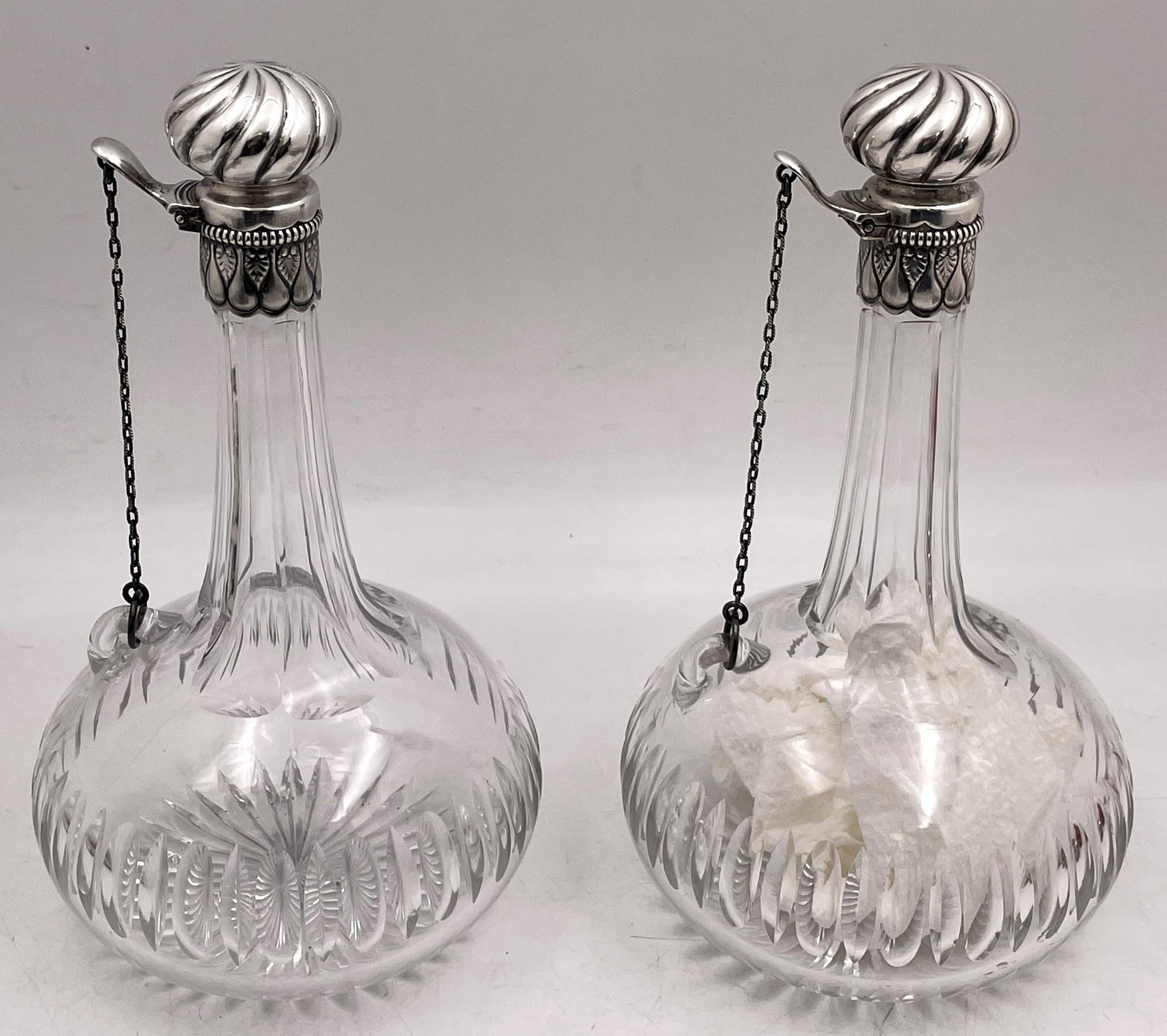 Coppia di decanter in argento sterling e vetro tagliato di Gorham del 1887 e in raro stile moresco o mauresco. Misurano 9 1/2'' di altezza per 5 1/4'' di profondità e recano i marchi come mostrato. Una coppia di decanter Gorham del 1895 provenienti