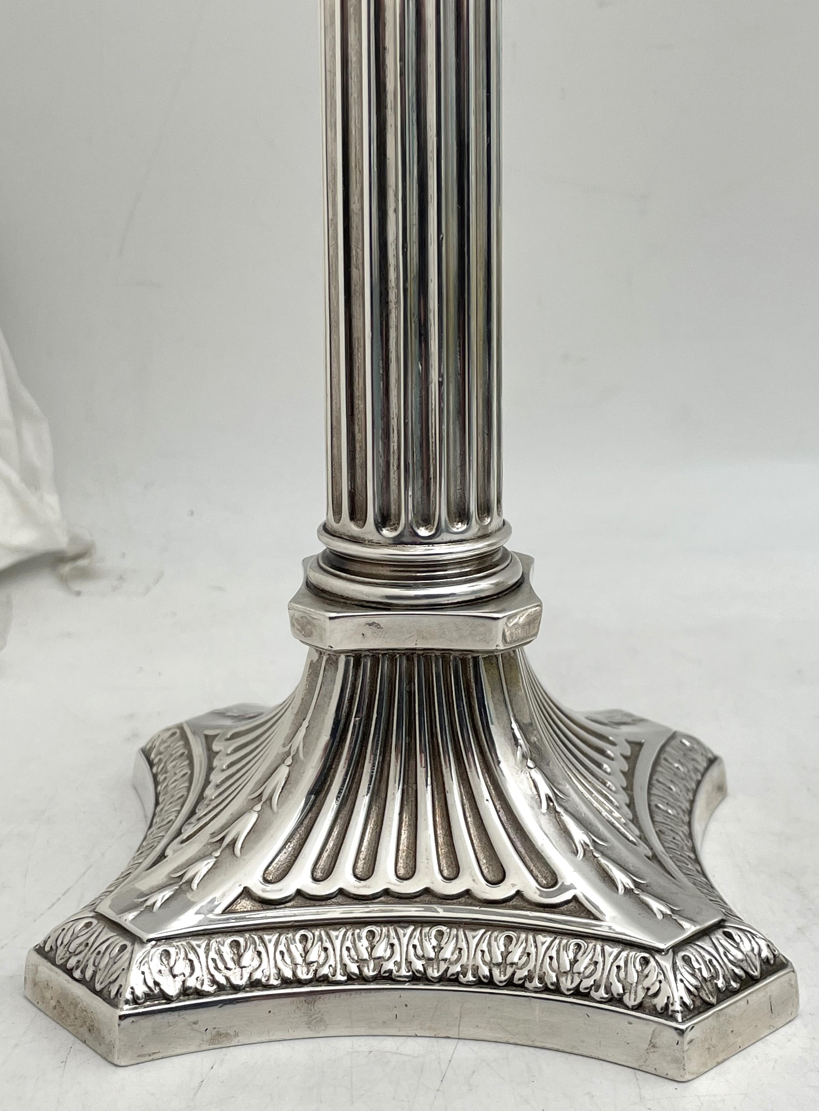 Argent Paire de grands chandeliers corinthiens à colonne en argent sterling de Gorham, 1894  en vente