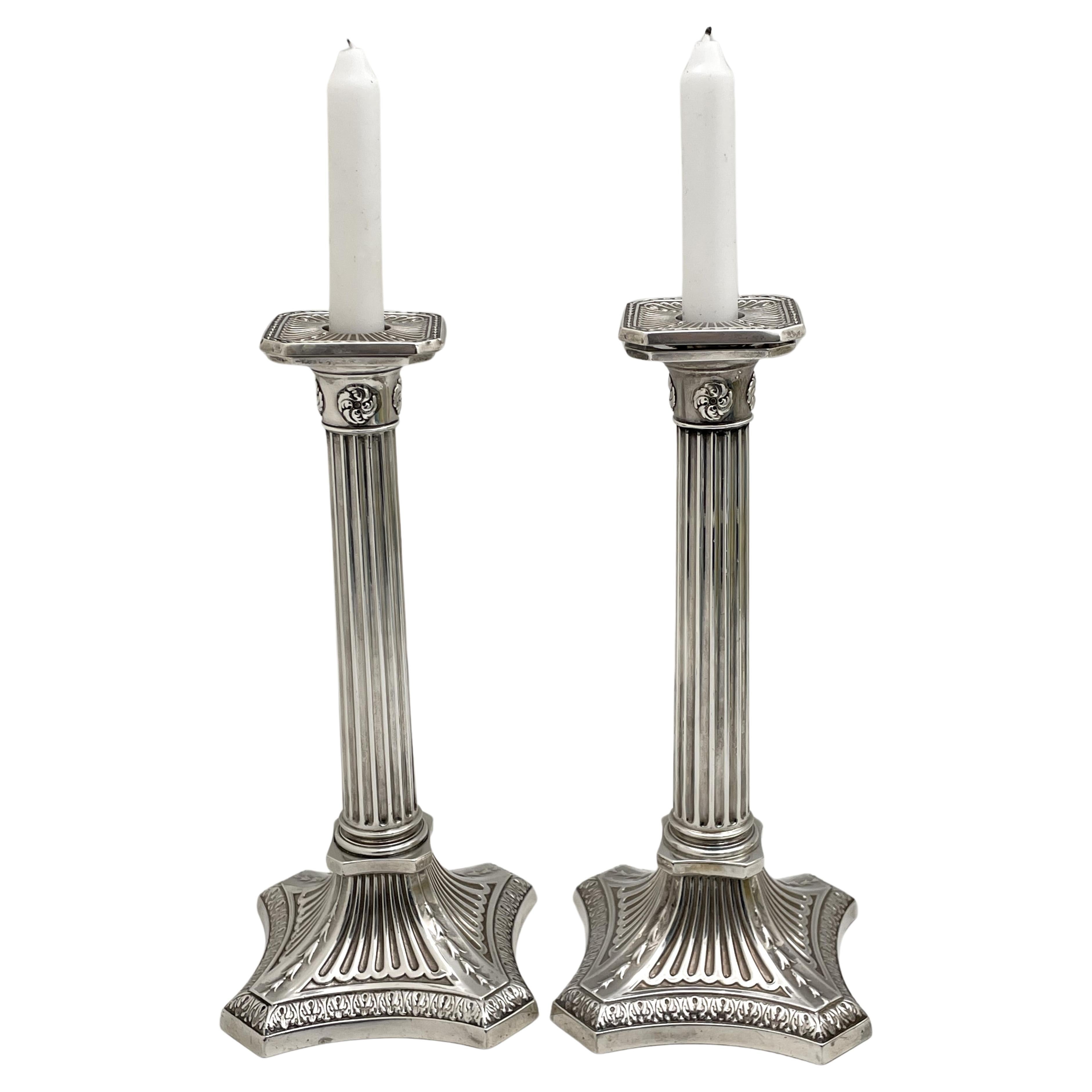 Gorham, Paar hohe korinthische Säulen-Kerzenständer aus Sterlingsilber, 1894  im Angebot