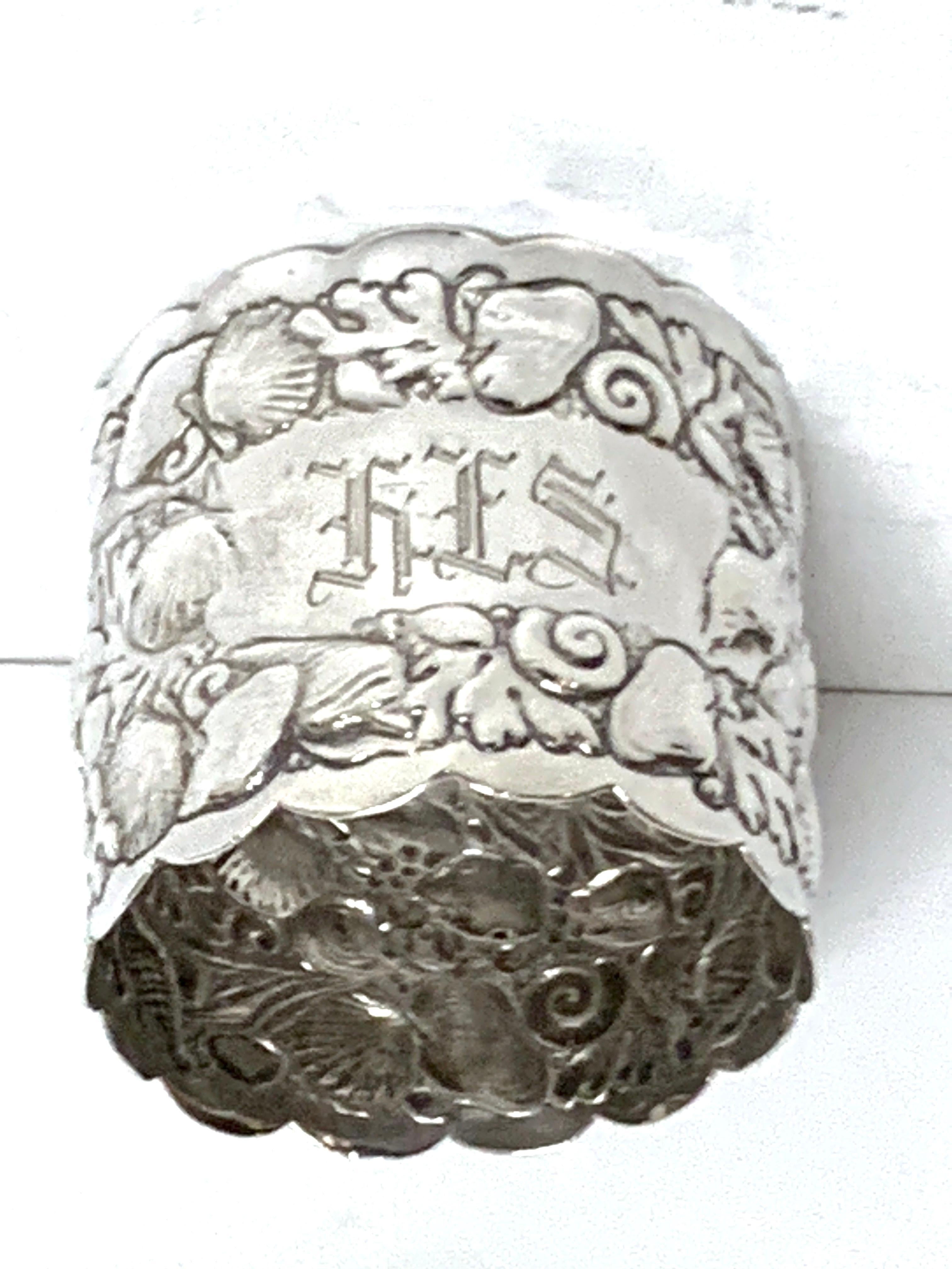 Gorham sterling Narragansett style pattern napkin ring #1850
A variation of the Narragansett pattern with shells, seaweed, oysters, scallops coral, crab, and snails. Monogram of 