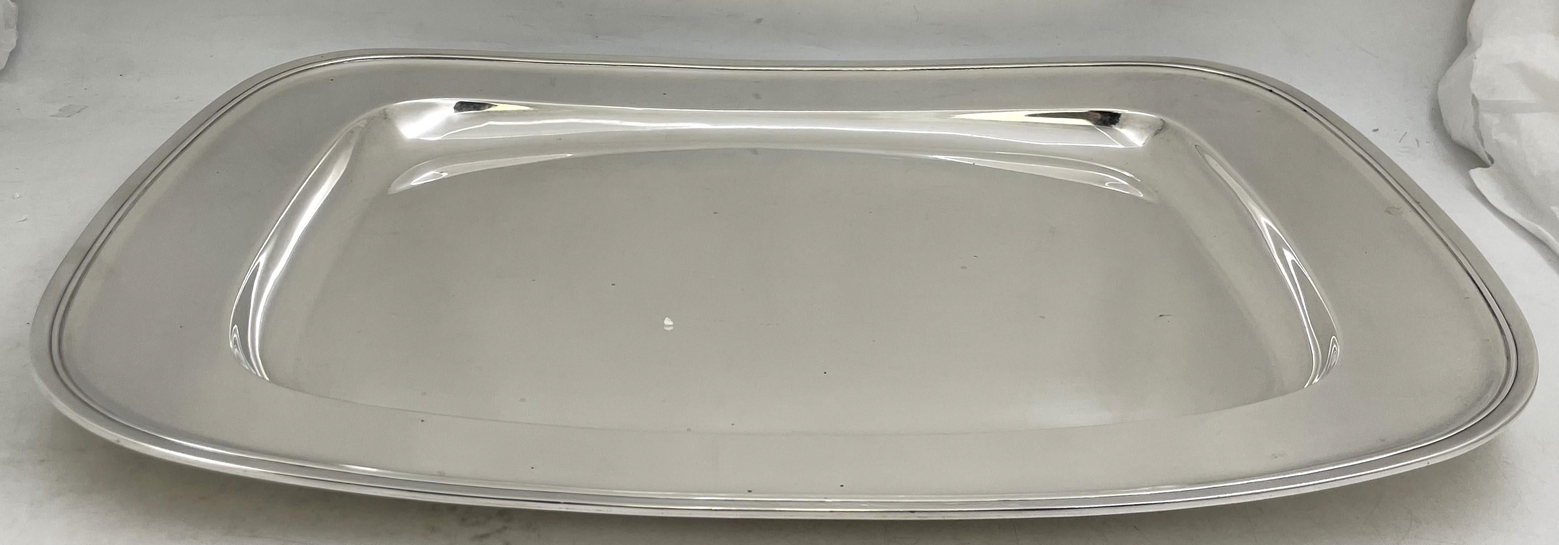 Piatto o vassoio in argento sterling di Gorham, risalente al 1923 e in stile Art Déco, con un elegante disegno geometrico. Misura 20'' di lunghezza, 14 1/8'' di larghezza e 1 5/8'' di altezza, pesa 62,4 once troy e reca i marchi come mostrato.
