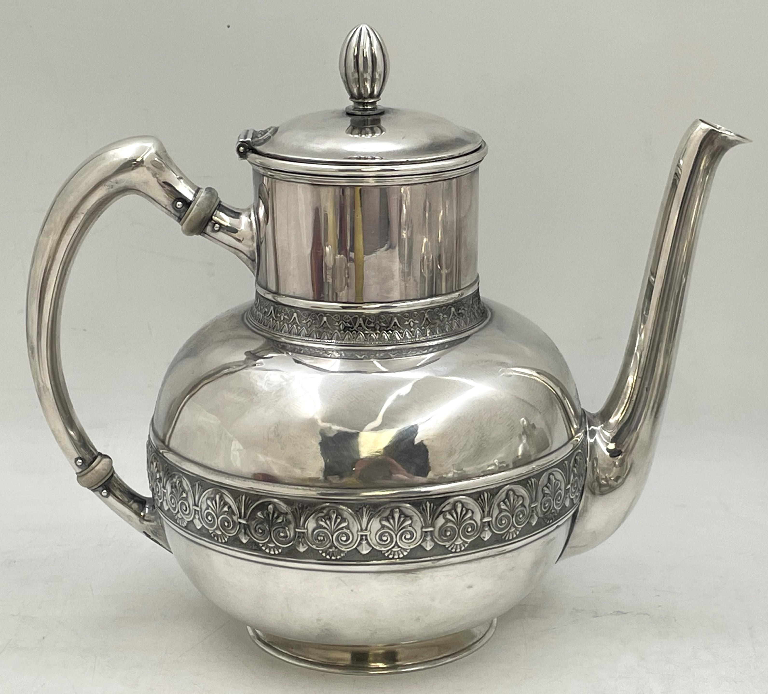 Servizio da caffè e da tè in argento sterling Gorham a 4 pezzi con motivo Pompei, del 1886, splendidamente ornato con motivi a fregio, composto da:

una caffettiera, che misura 9'' di altezza per 9 3/4'' dal manico al beccuccio
una teiera che misura