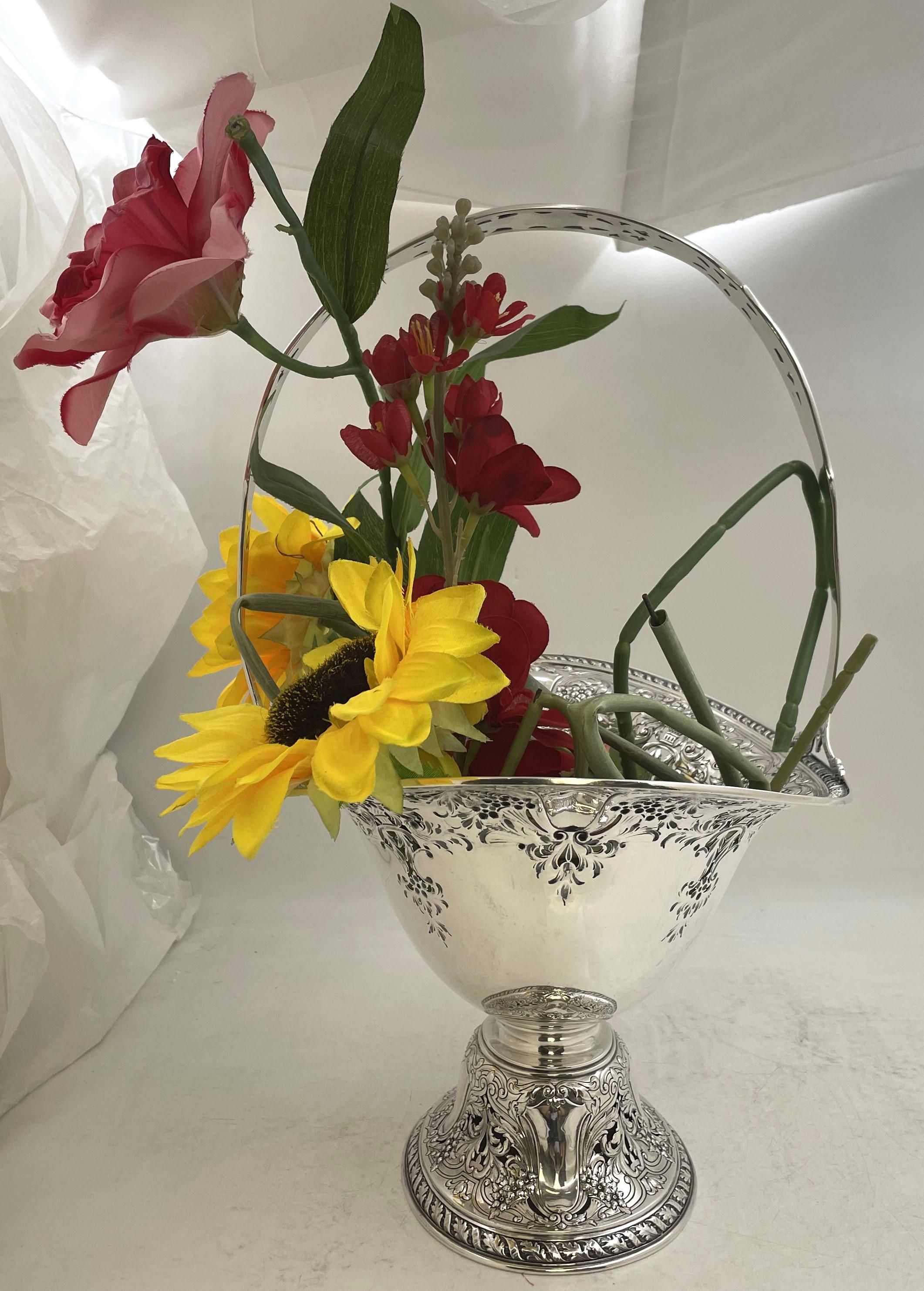 Gorham sterling silver basket vase, in Art Nouveau style, from the early 20th century, beautifully adorned with natural and architectural motifs, standing on an oval base. It measures 18 1/2'' in height with the handle (9''' excluding) by 13 7/8''