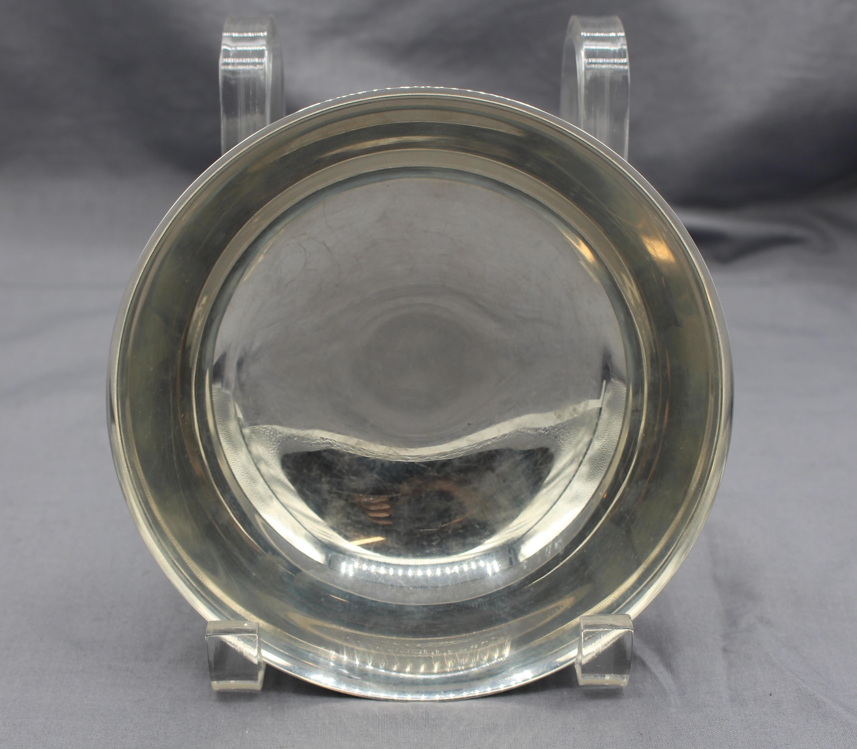 Gorham sterling bowl or candy dish. Stylish modernism form, round full plinth base foot. 8.15 troy oz.
Measures: 6