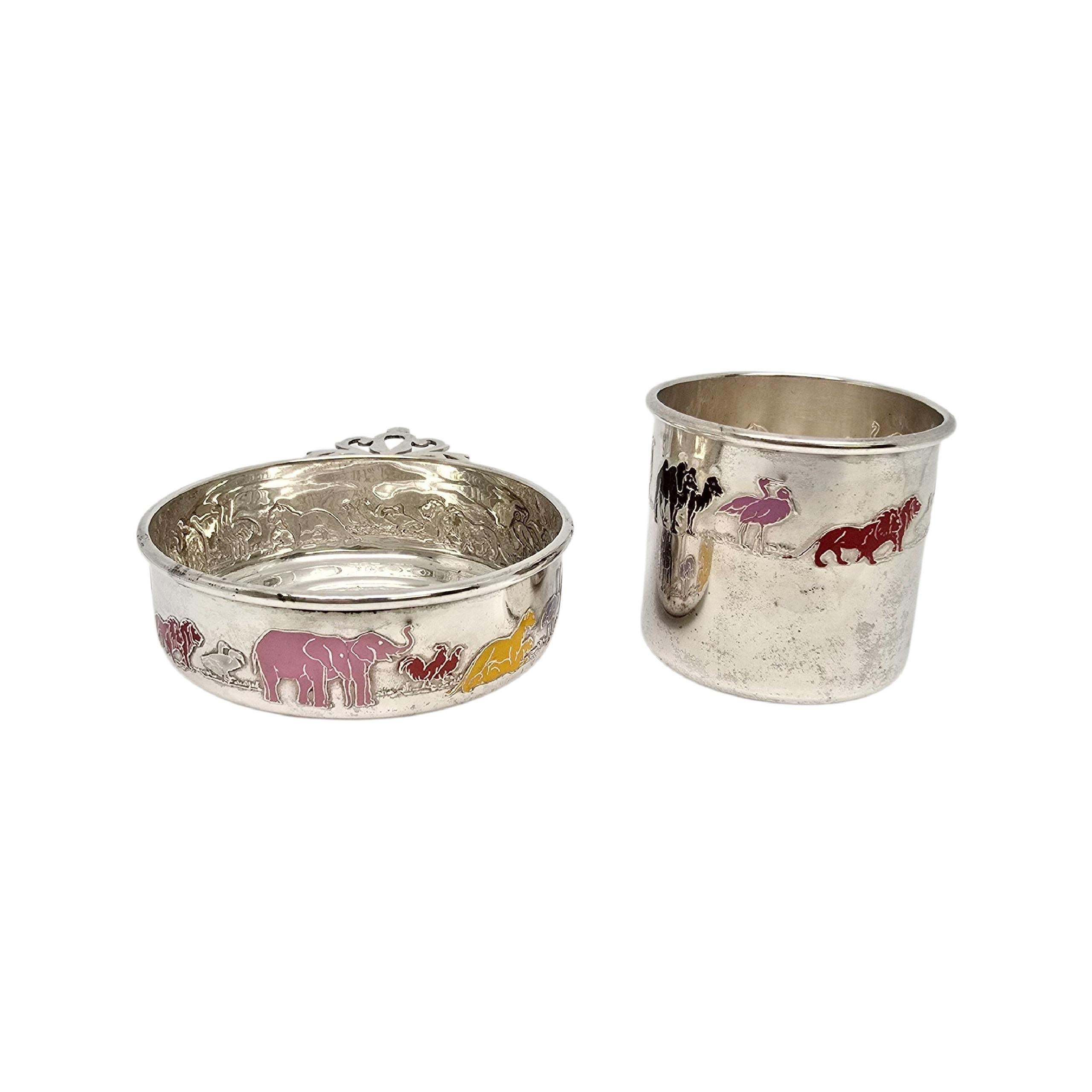 Gorham Sterling Silver Smalto colorato Arca di Noè Porringer Bowl & Cup Set

Questo set per la pappa dei bambini comprende una ciotola a forma di porringer e una tazza a forma di mug. Entrambi presentano coppie di animali dell'Arca di Noè smaltati a