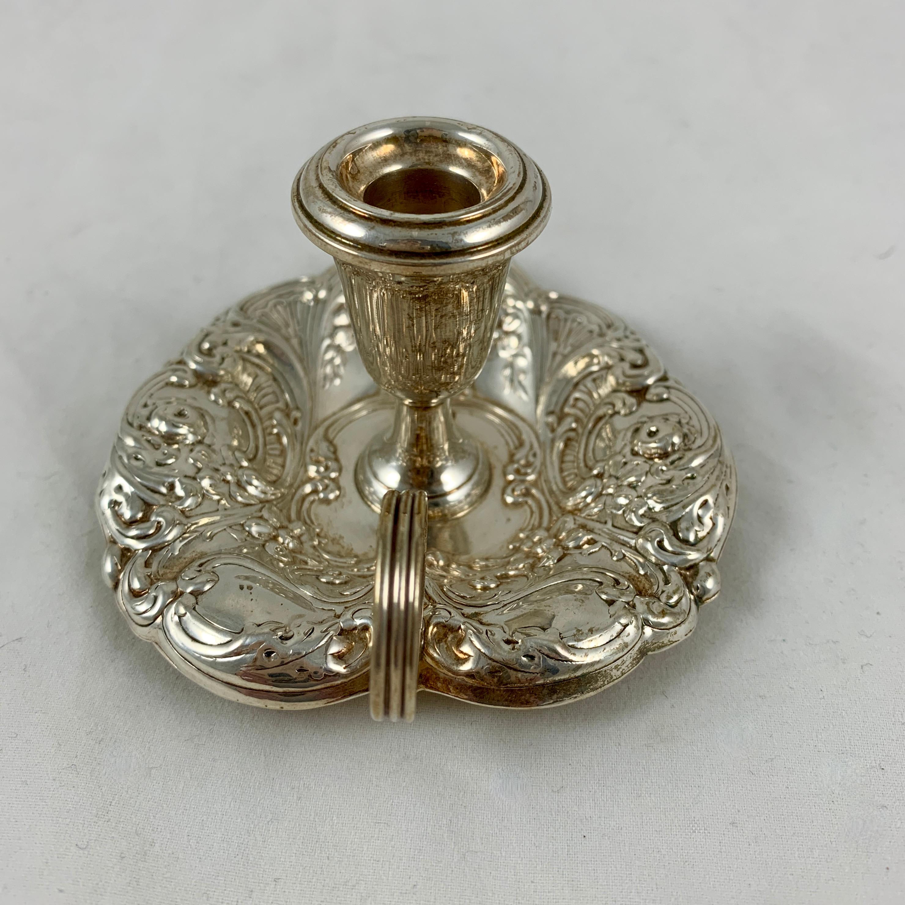 Gorham, getriebene Kerzenhalter aus Sterling-Silber, florales Design, um 1920-1930, ein Paar (Sterlingsilber) im Angebot