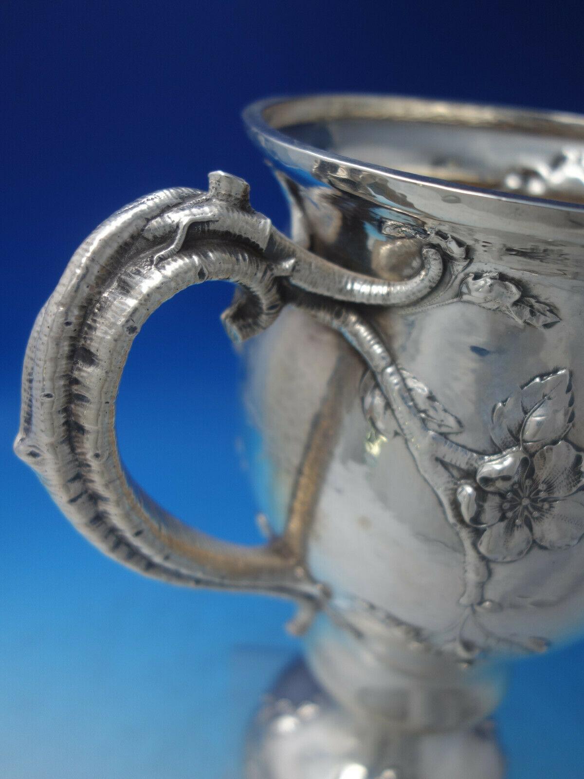 Grand vase Gorham en argent sterling martelé à la main avec poignées en forme de vigne et roses '#6232' en vente 2