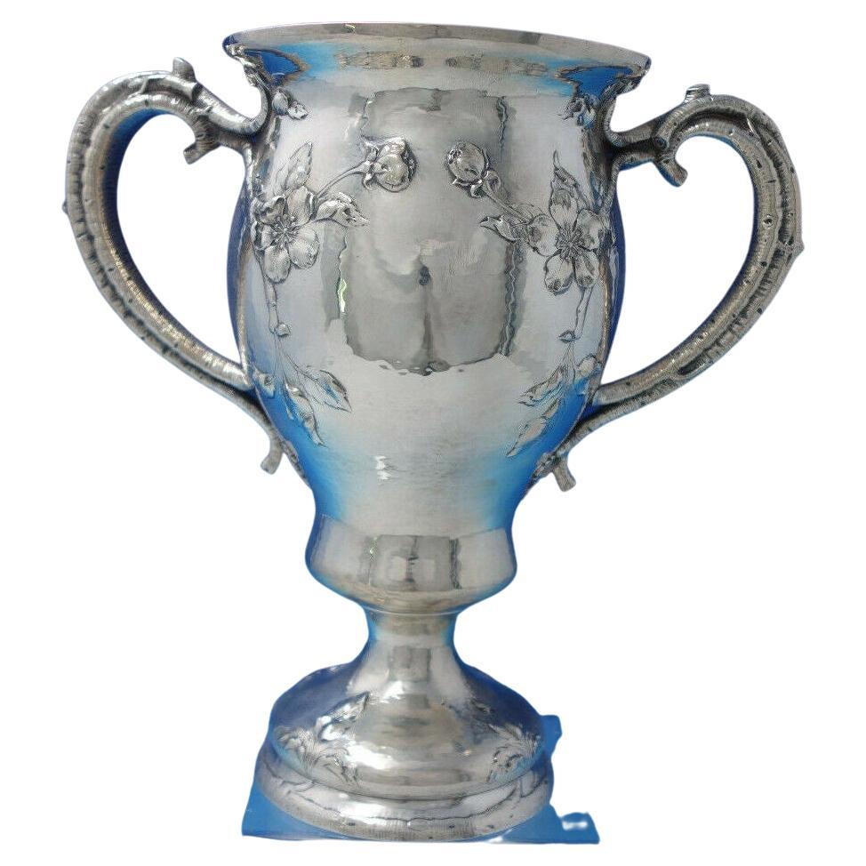 Grand vase Gorham en argent sterling martelé à la main avec poignées en forme de vigne et roses '#6232' en vente