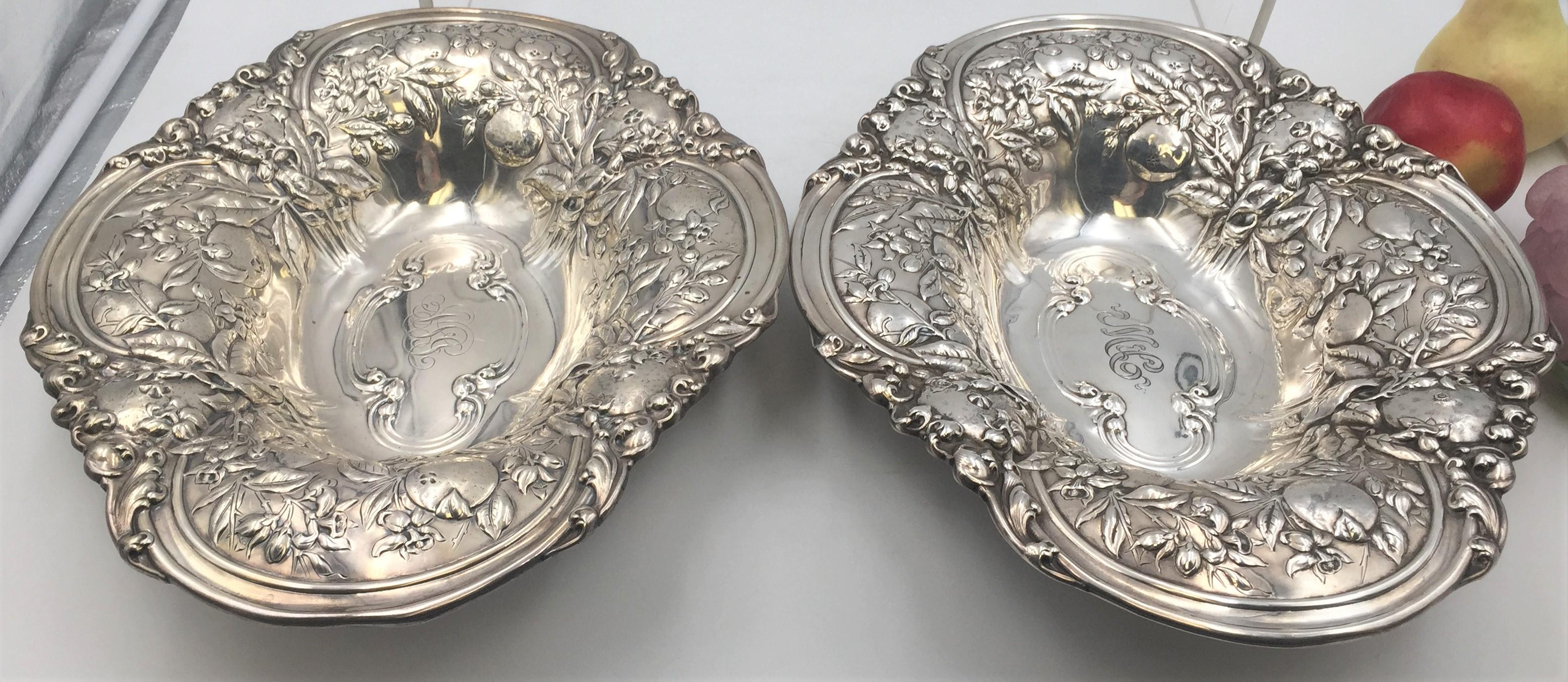 Paire de bols à fruits de Gorham en argent sterling avec un beau motif décoratif floral de fruits et de repousse dans le style Art Nouveau de 1917, numéro de modèle A2223M. Ils mesurent chacun 15,6 pouces de long, 12,2 pouces de large et 2,4 pouces