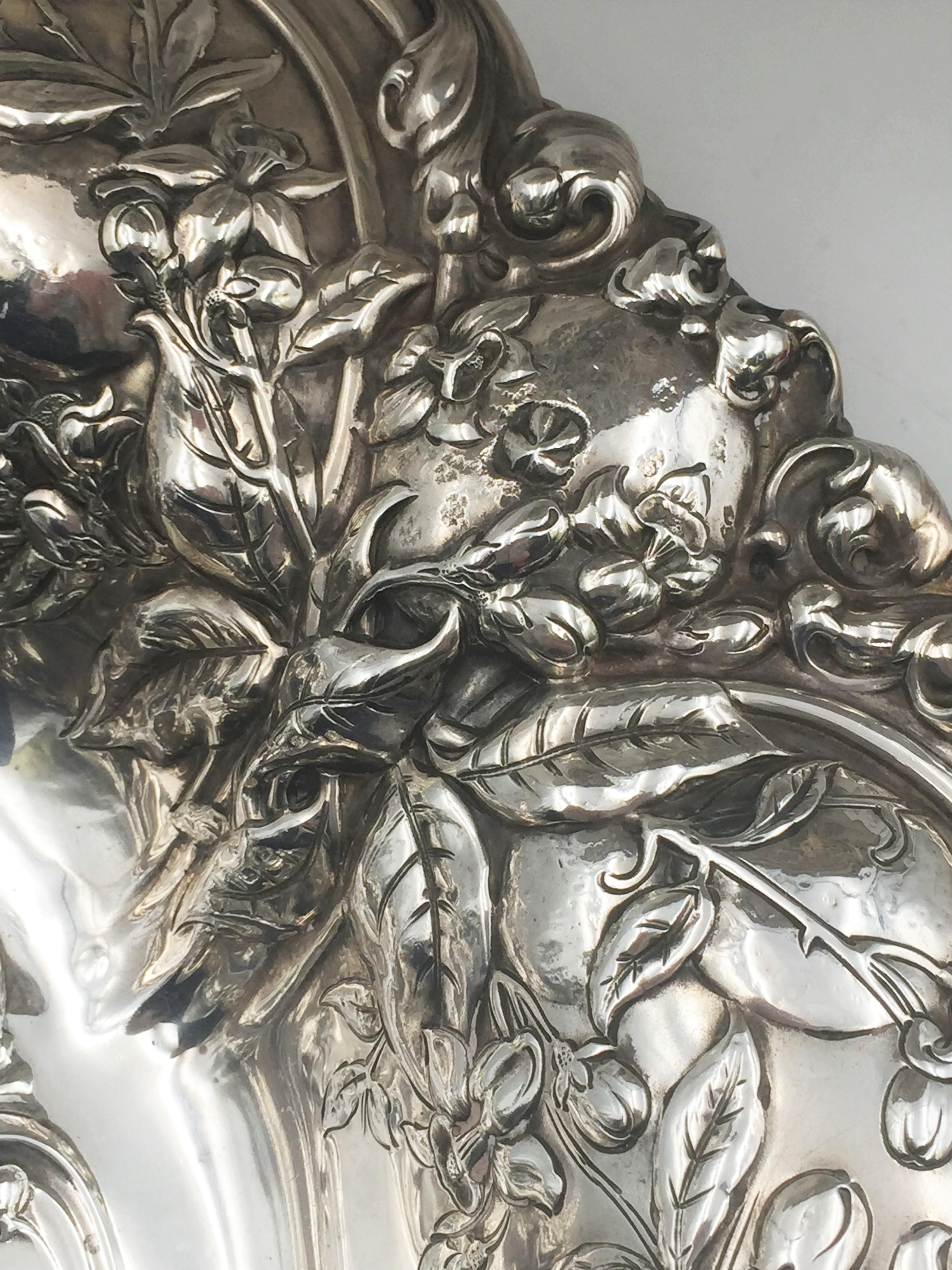 Gorham Sterling Silver Pair of 1917 Repousse Art Nouveau Centerpiece Bowls In Good Condition For Sale In New York, NY