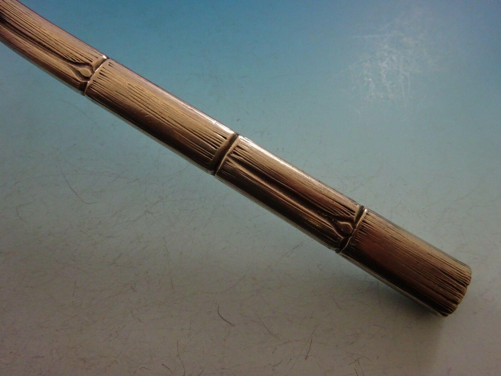 Gorham

Exceptionnelle cuillère à salade en argent sterling #330 avec manche en bambou, un bol en coquille d'huître naturaliste cerclé de fil d'argent, 10 1/2