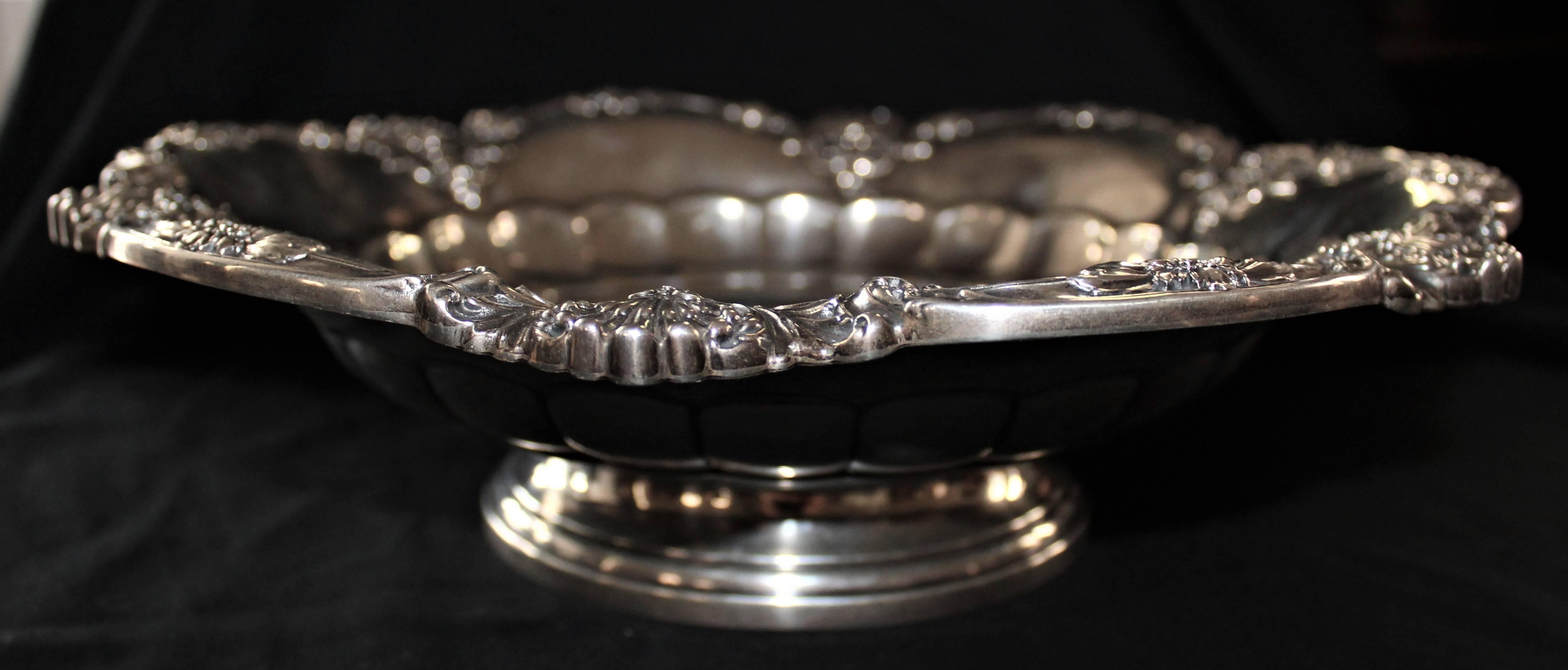 Große Gorham American silver shell chased bowl sterling. Wiegt 1050 Gramm.

Gorham Silver wurde 1831 in Providence, Rhode Island, von Jabez Gorham, einem Handwerksmeister, in Partnerschaft mit Henry L. Webster gegründet. Das Hauptprodukt der Firma
