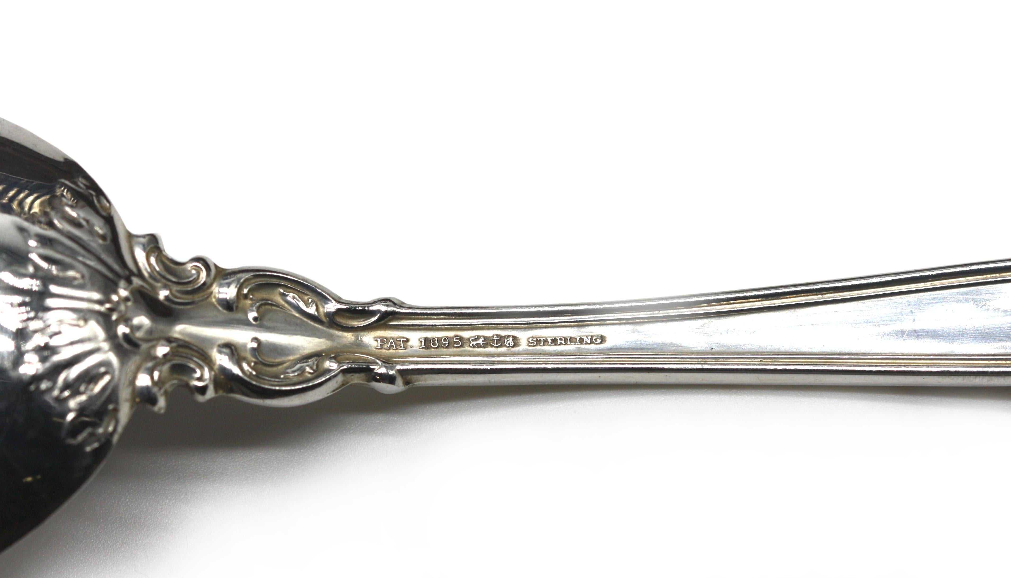 
Servizio di posate in argento sterling Gorham da sessantadue pezzi.
Marcato, Pat. 1895, Sterling. Nel modello Chantilly.
Un servizio per otto persone, composto da otto coltelli da pranzo, otto forchette da pranzo, otto forchette da insalata,