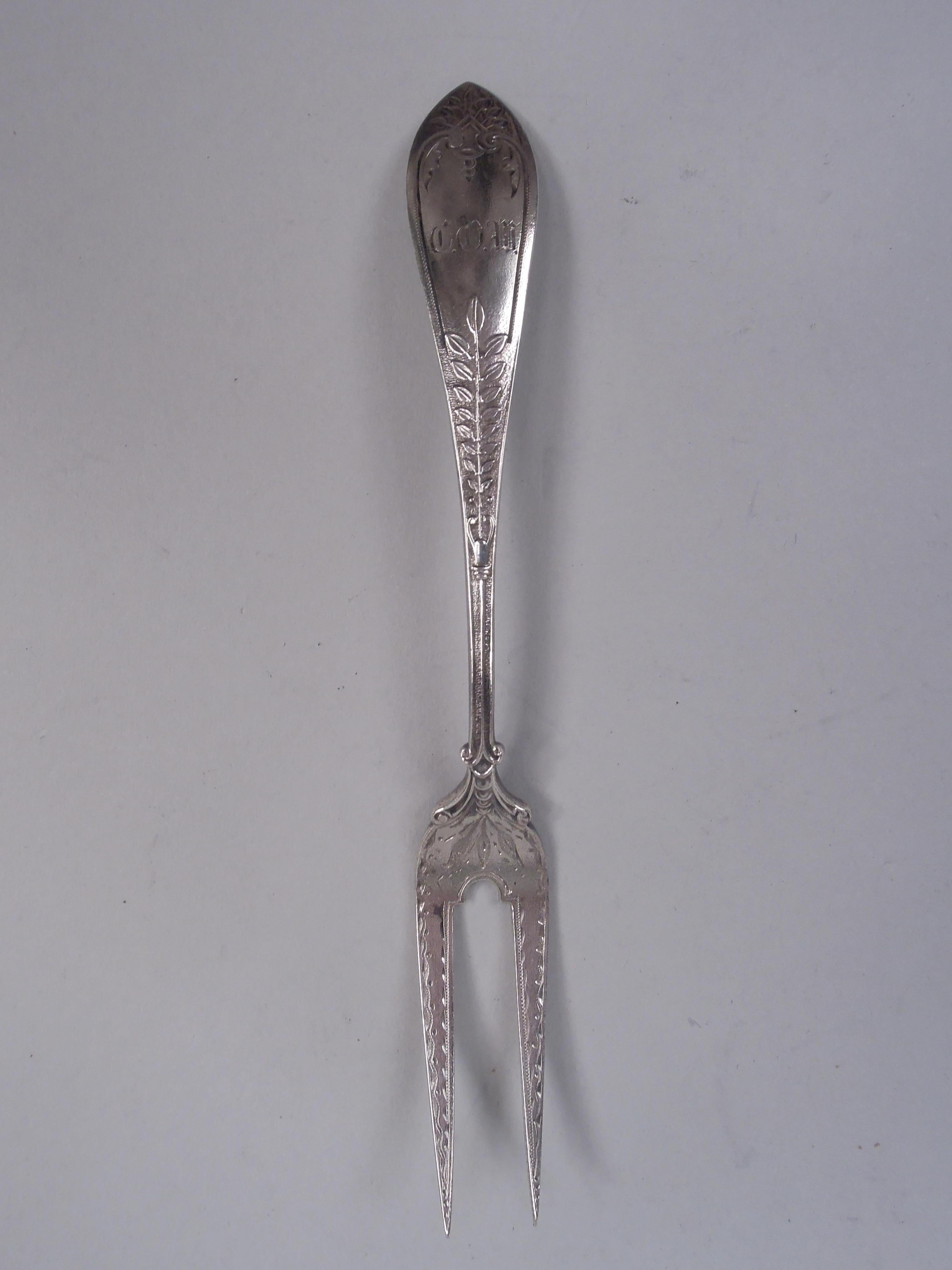 Set of 6 Palm sterling silver strawberry forks. Hergestellt von Gorham in Providence, um 1870. Each: Tapering stem with leafing branch; pointed terminal and two-tine shank have bright-cut stylized ornament. Stylish Aesthetic Classicism.
