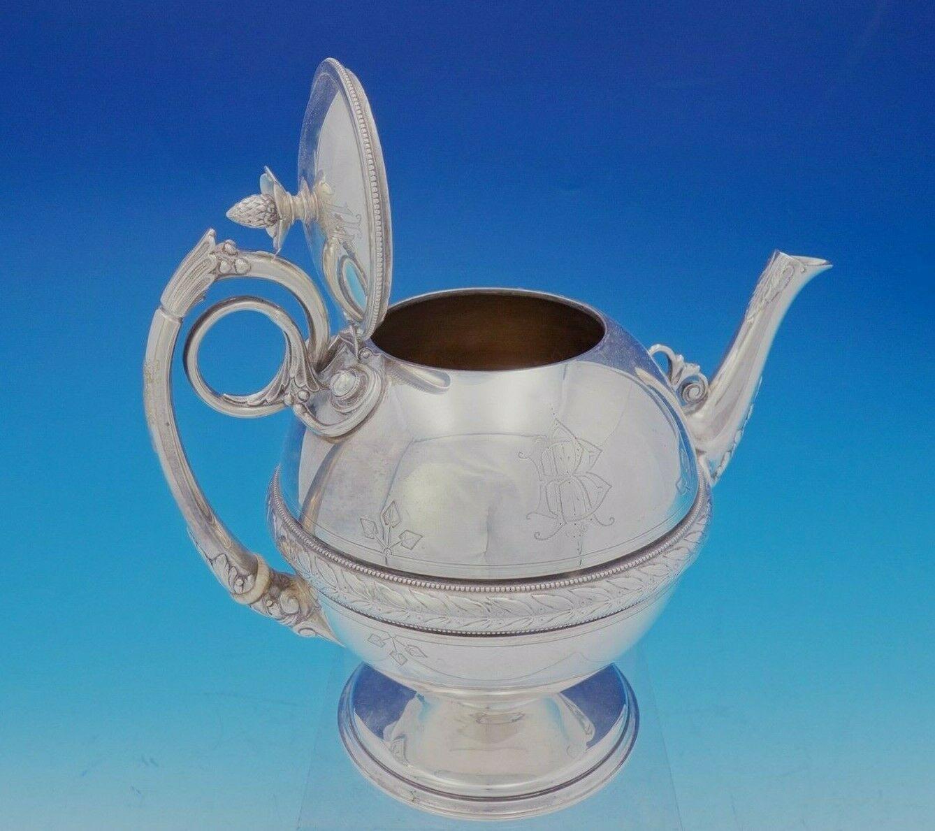 Gorham

Magnifique service à thé Gorham en argent sterling de 3 pièces avec un design de lierre et de feuilles d'acanthe. Cet ensemble est marqué #213 avec une lettre de date pour 1868. Les pièces sont de forme ronde. Il y a un fleuron en forme
