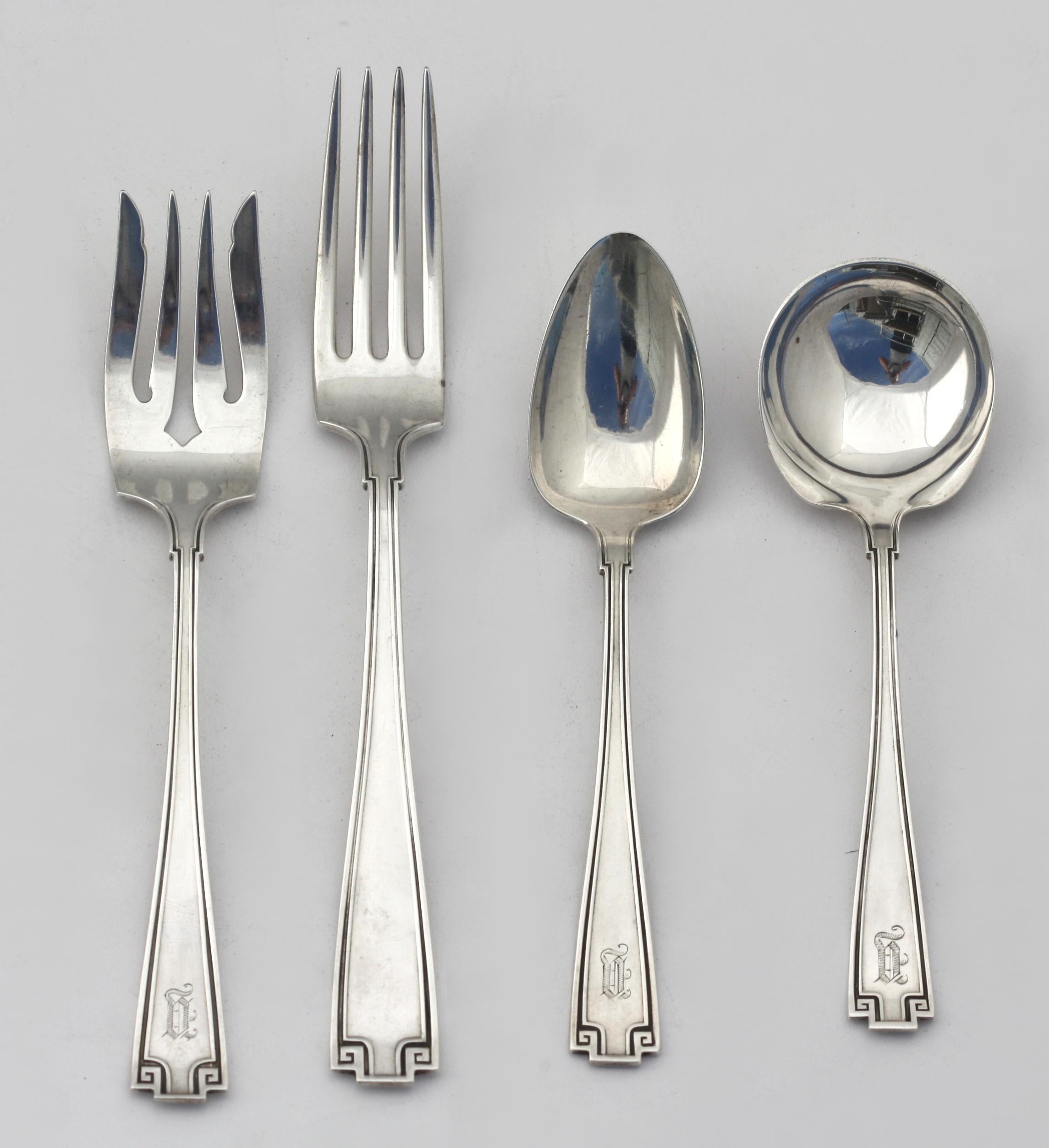 
Servicio de cubiertos de treinta y seis piezas de plata de ley Gorham
Marcado, en el patrón etrusco, la mayoría con el monograma de una Y. Consta de siete tenedores de mesa, ocho tenedores de ensalada, doce cucharas soperas, siete cucharillas, un